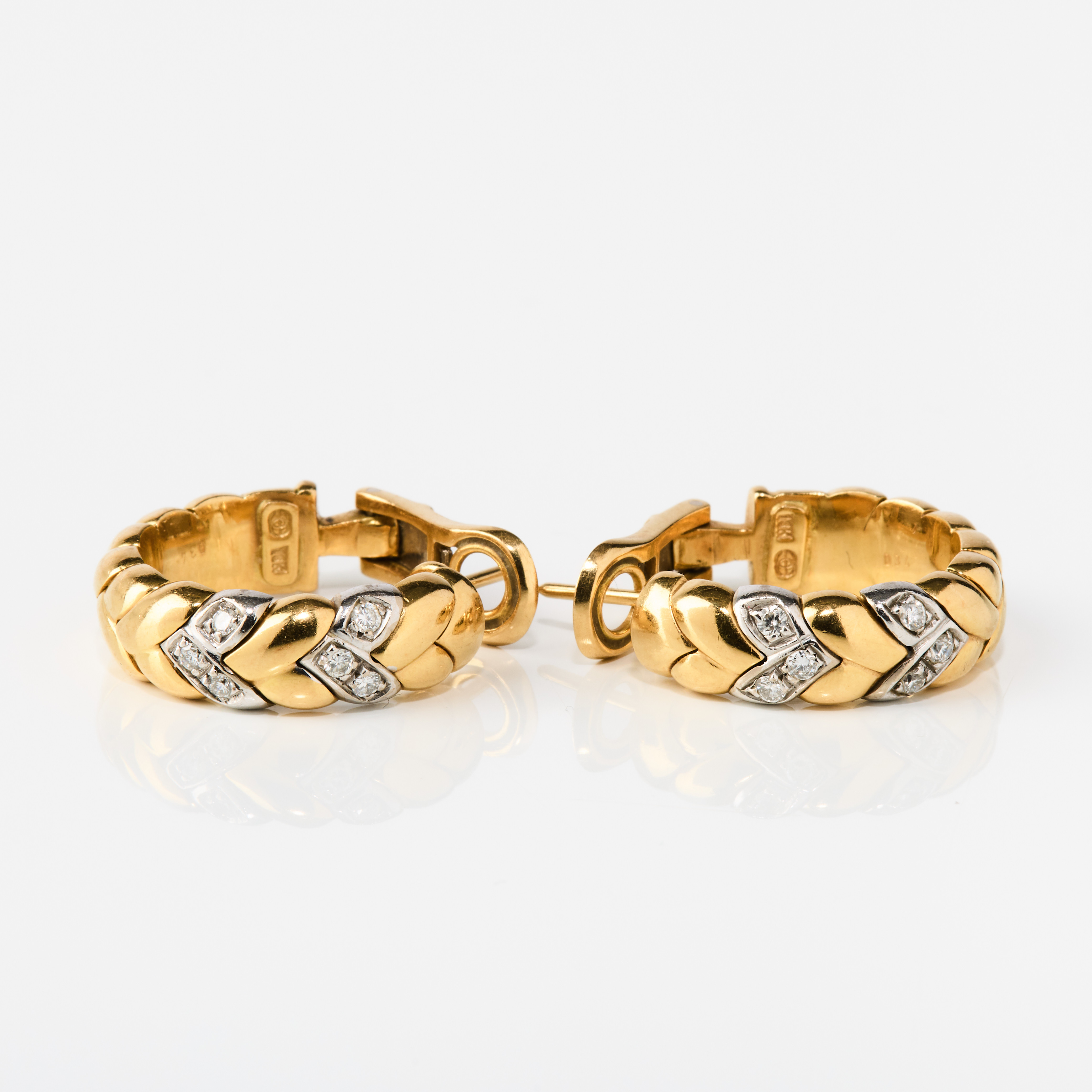 ÖRHÄNGEN, ett par, 18K tvåfärgat guld och diamanter, 1980-tal.