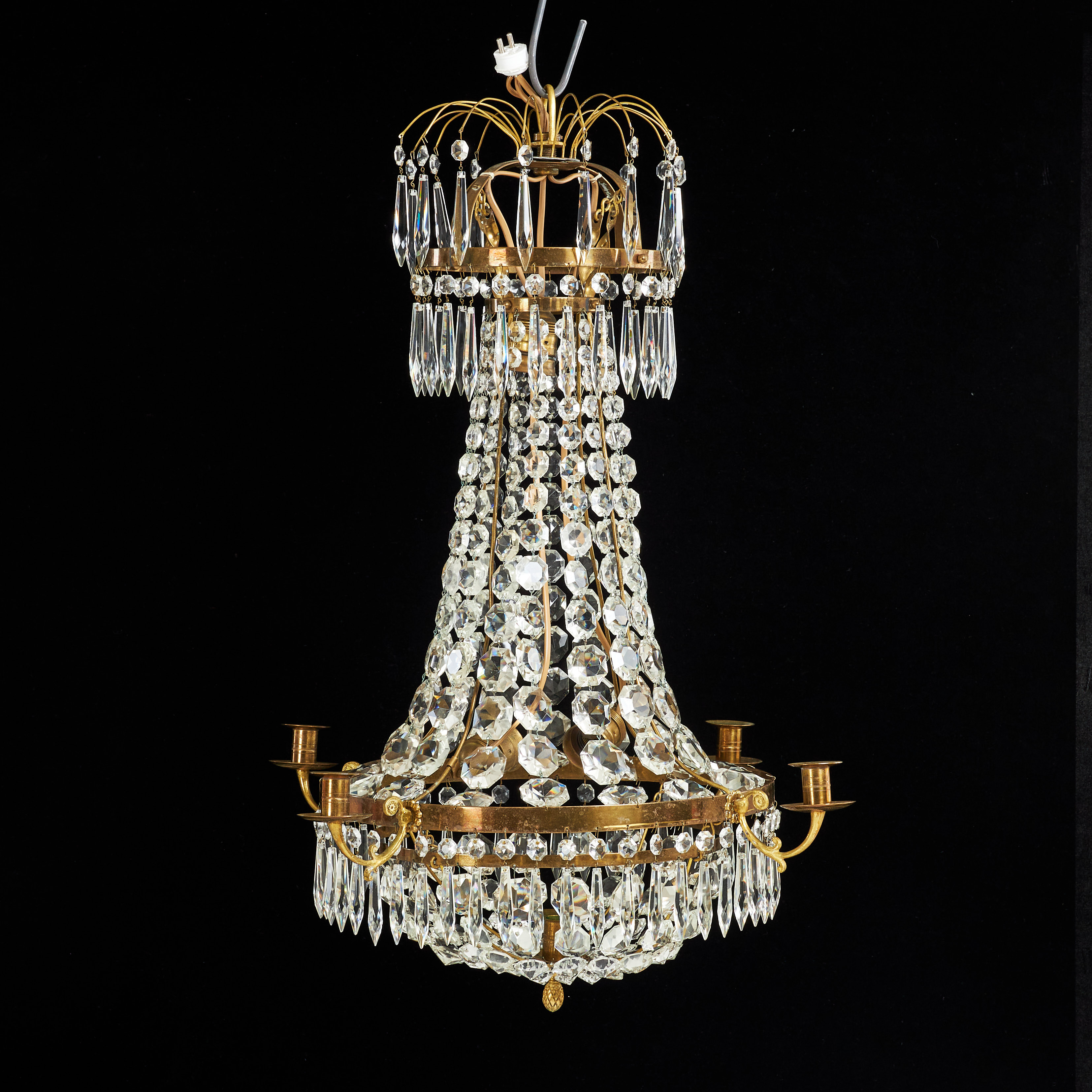 LJUSKRONA, empirestil, stomme i gulmetall, behängd med olikslipade prismor, elektrifierad, fem ljusarmar, tre ljuspunkter, 1900-tal.