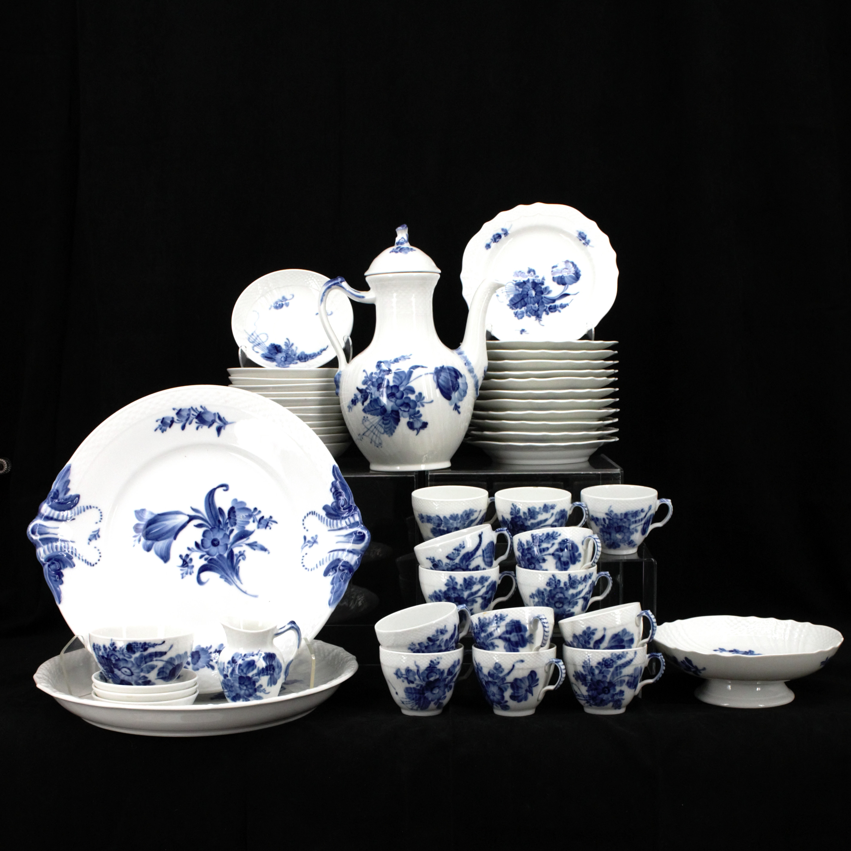 KAFFESEVIS; 46 delar, "Blå blomst", porslin, Royal Copenhagen, Danmark.