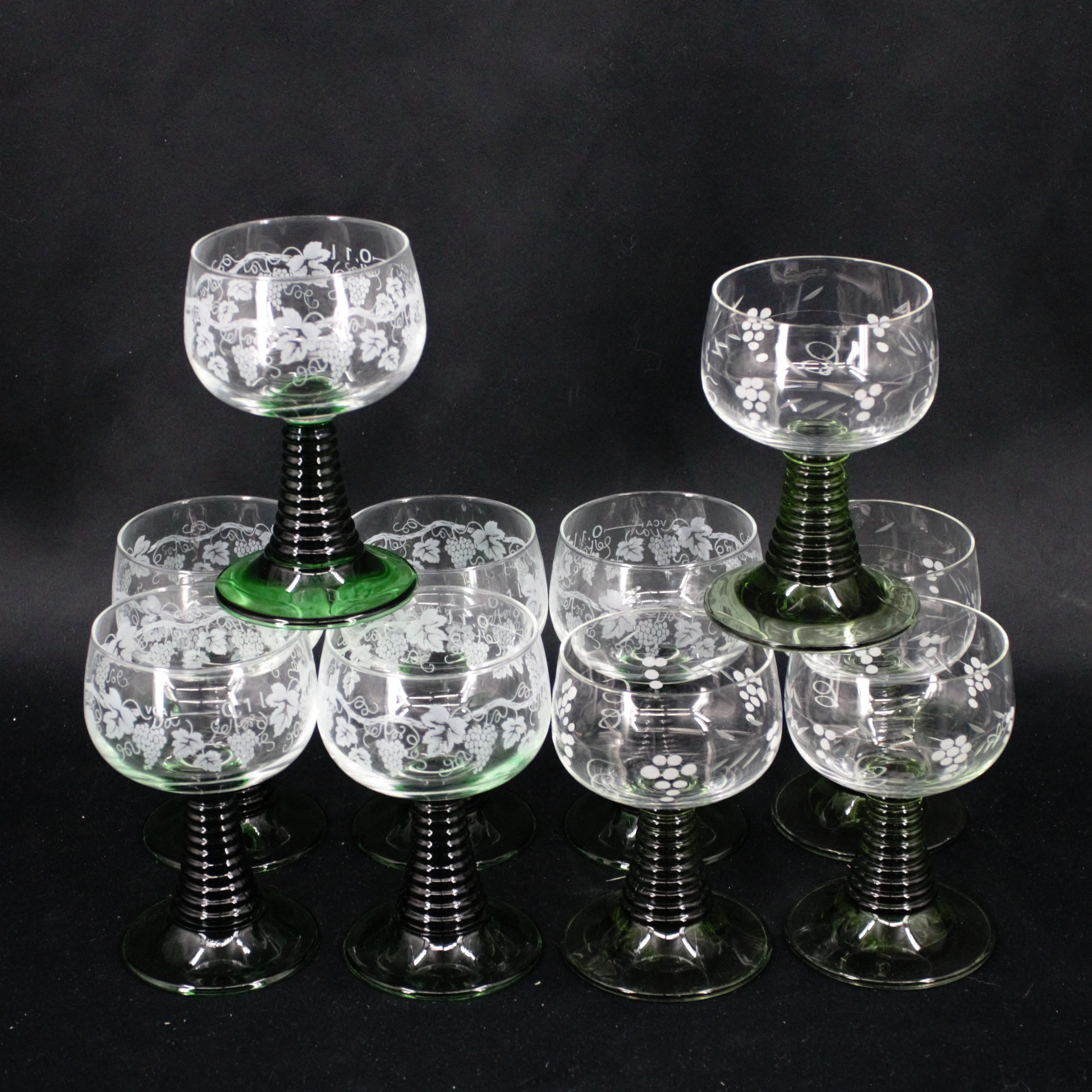 REMMARE, 6 + 4 delar, grön fot med kupa av klarglas med slipad och pantograferad dekor, 1900-tal.