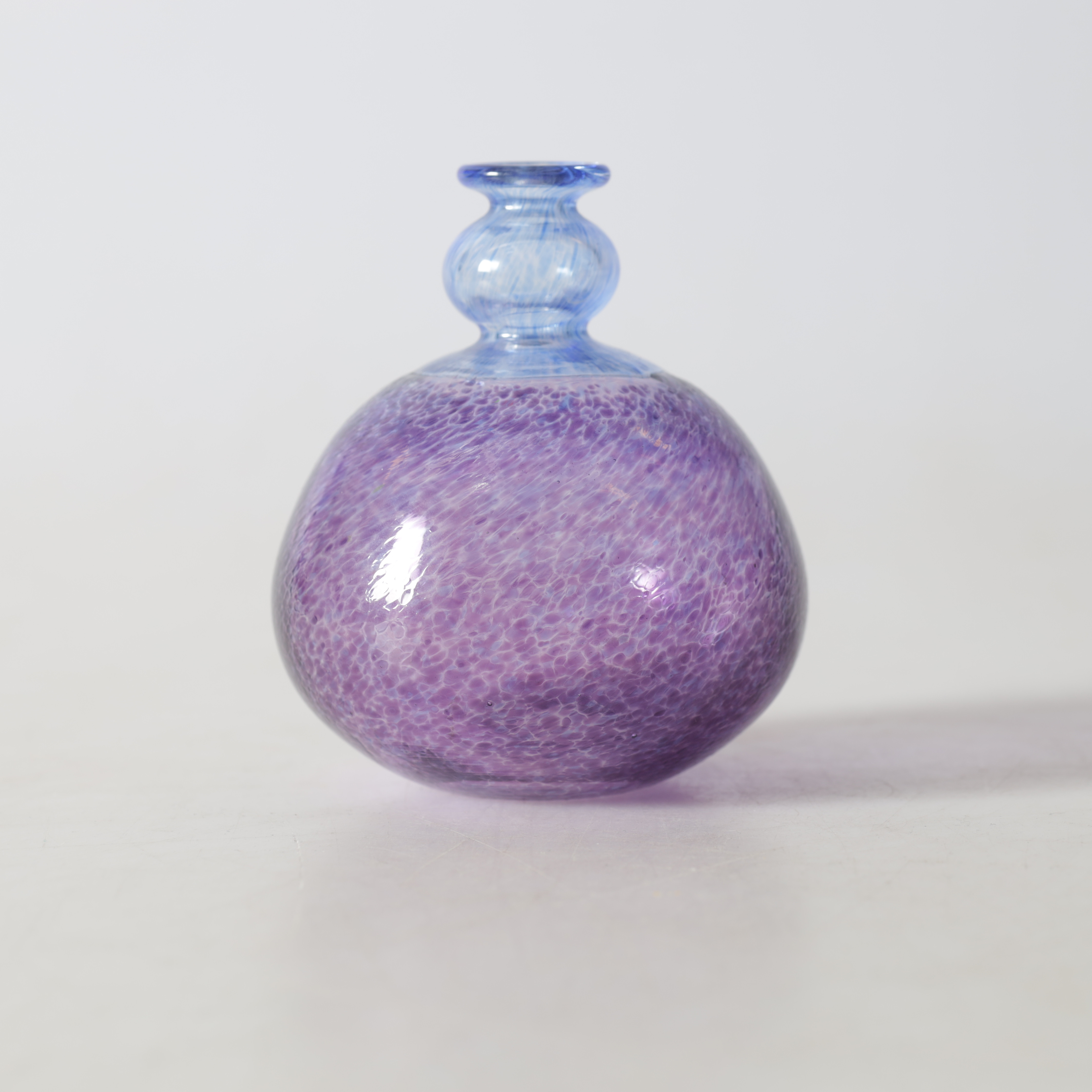 BERTIL VALLIEN. Vas, glas, Kosta Boda, signerad.