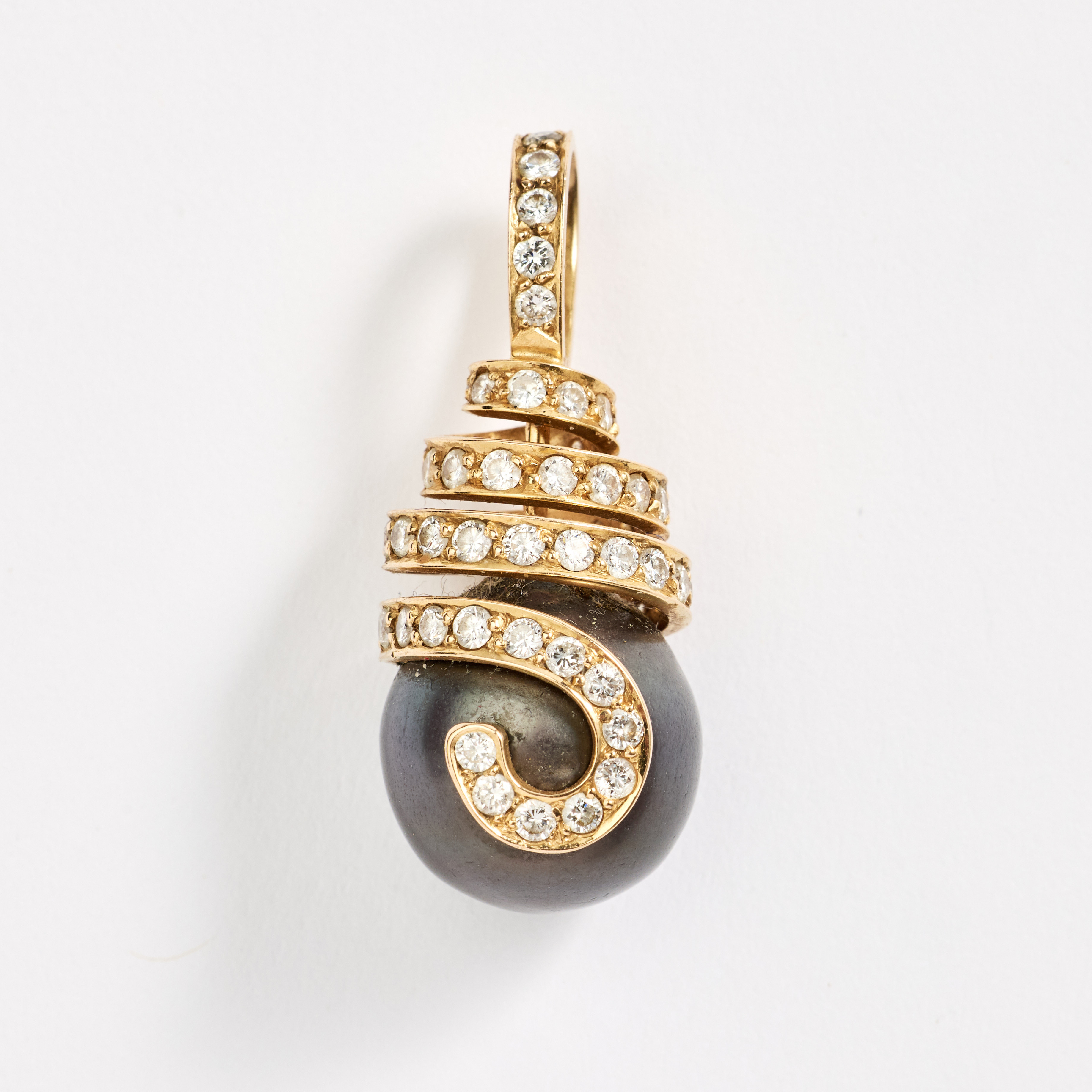 HÄNGE, 18K guld med en Thaitipärla och diamanter, 1990-tal.