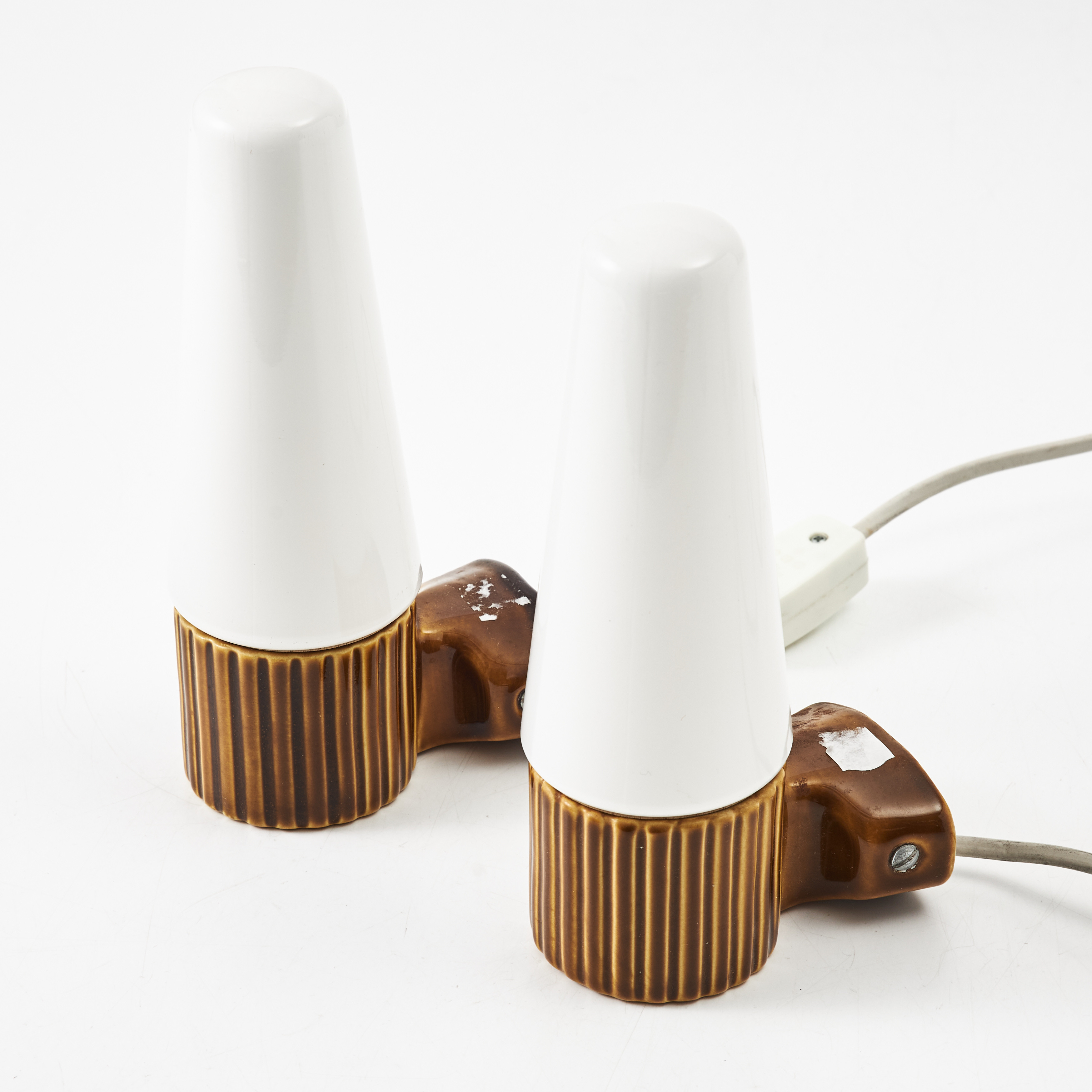 SIGVARD BERNADOTTE. VÄGGLAMPOR, 1 par, Ifö, stengods med kupor av opakt glas.