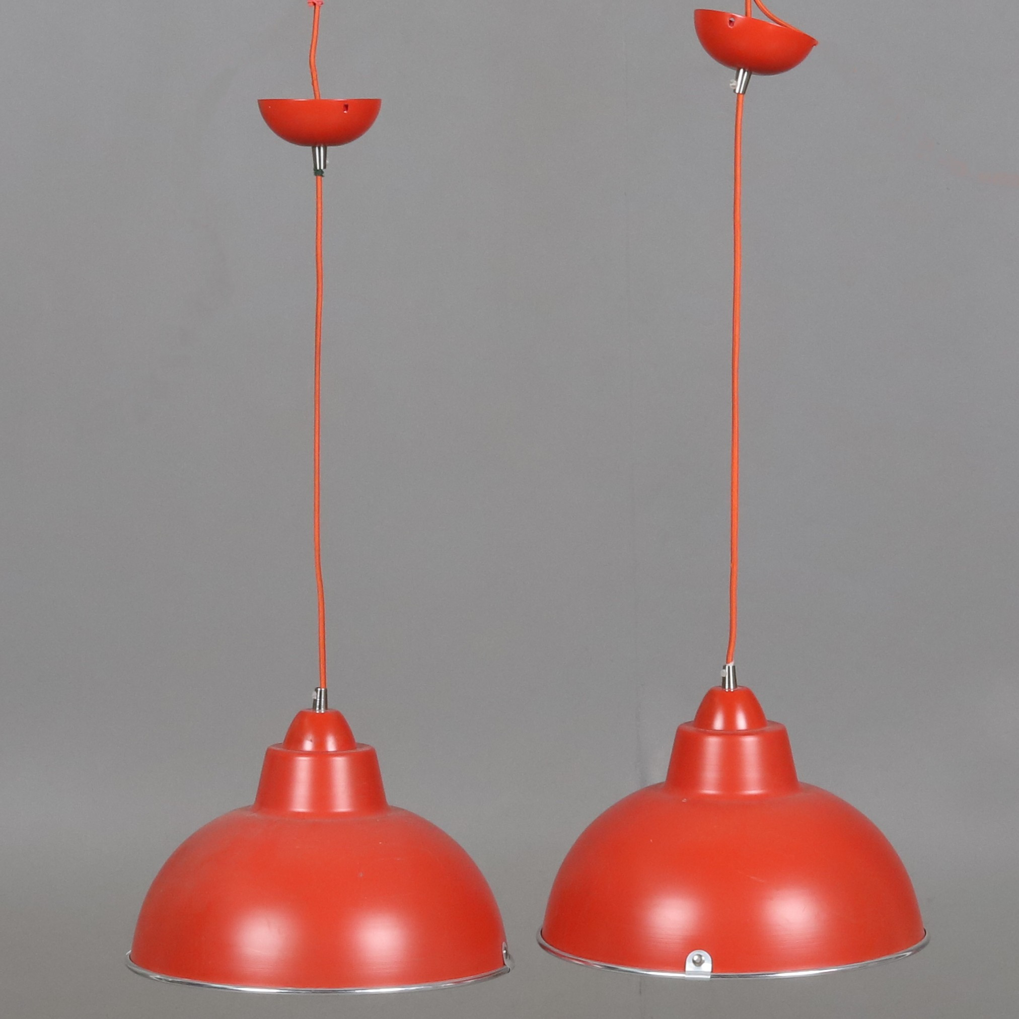 TAKLAMPOR. Ett par. Vit/röd lackerad plåt, Kenwell, 2000-tal.