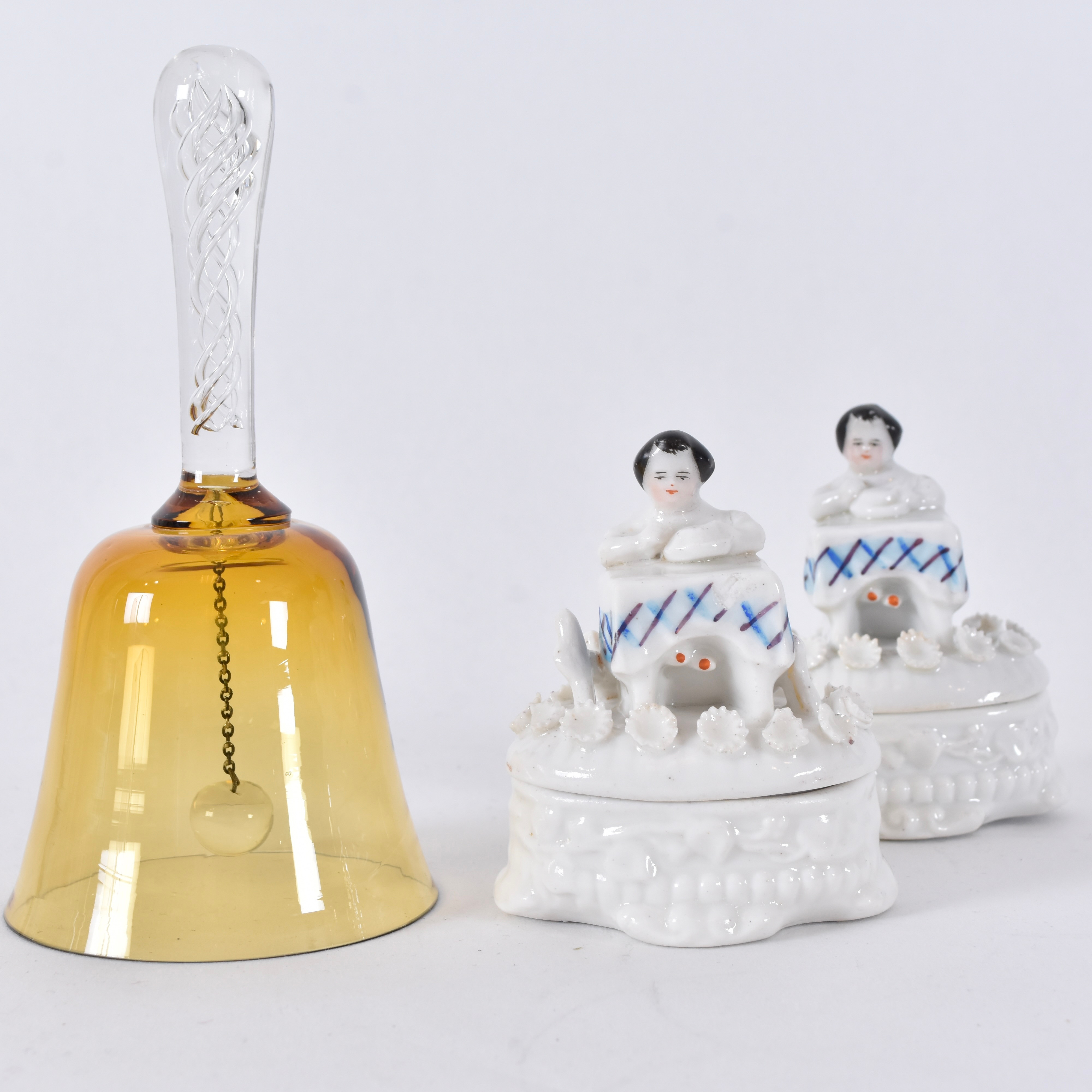 NIPPERDOSOR, 2-stycken, porslin, Tyskland, 1800-talets andra hälft, medföljer julklocka, glas, Portugal, 1900-talets andra hälft.