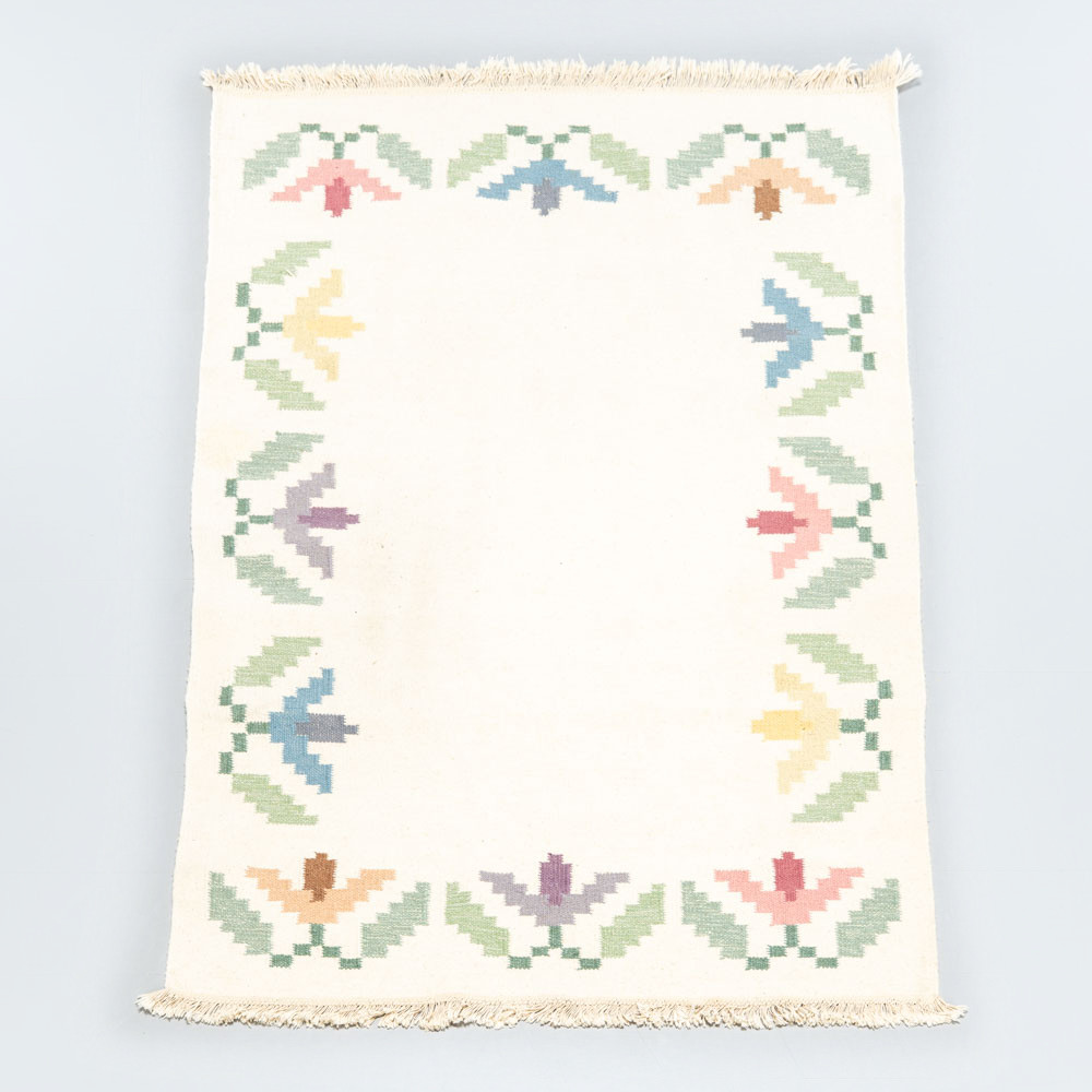 RÖLLAKANMATTA MED BLOMMOTIV.