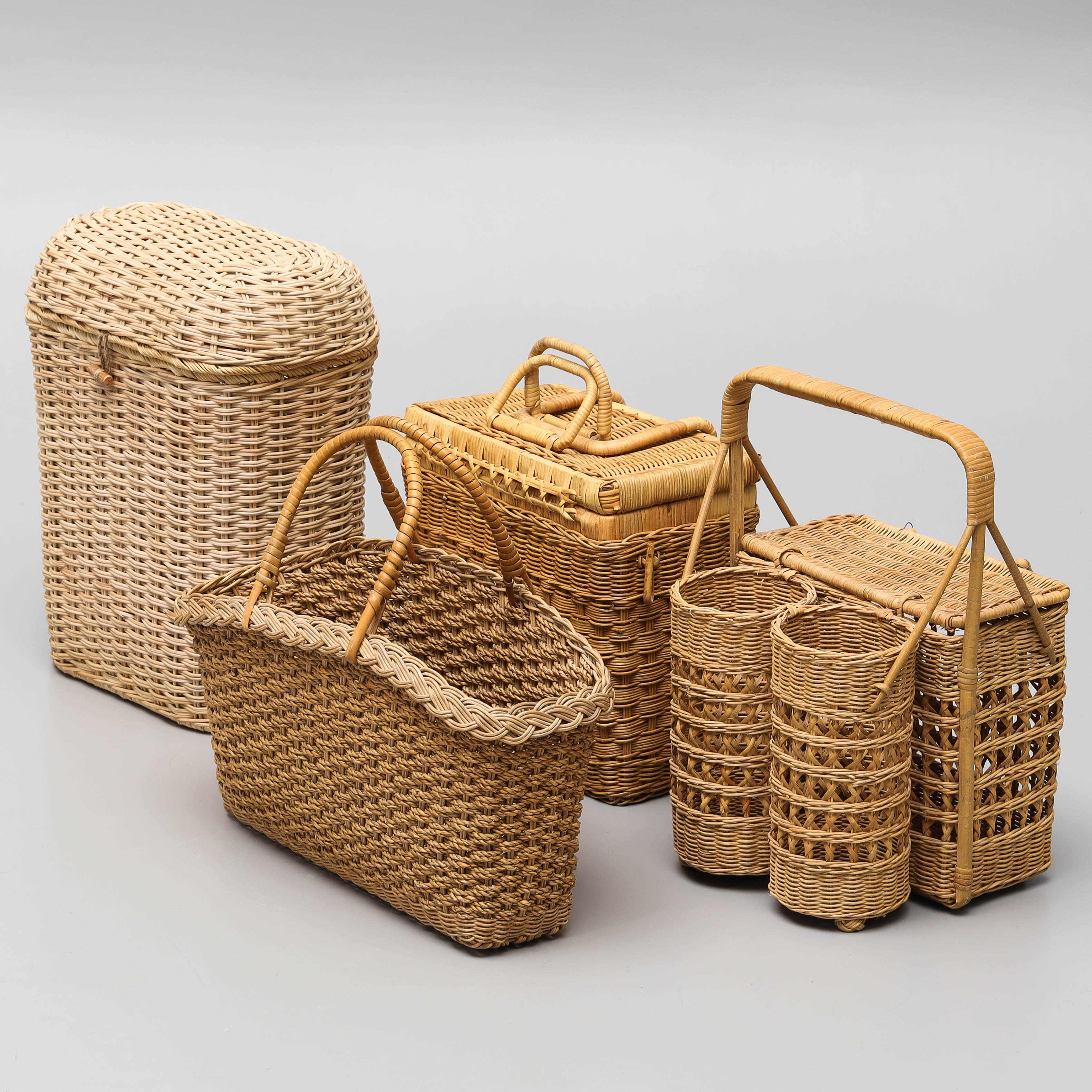 SAMLING KORGAR/PICKNICKKORGAR, 4 delar, rotting, 1900-tal.