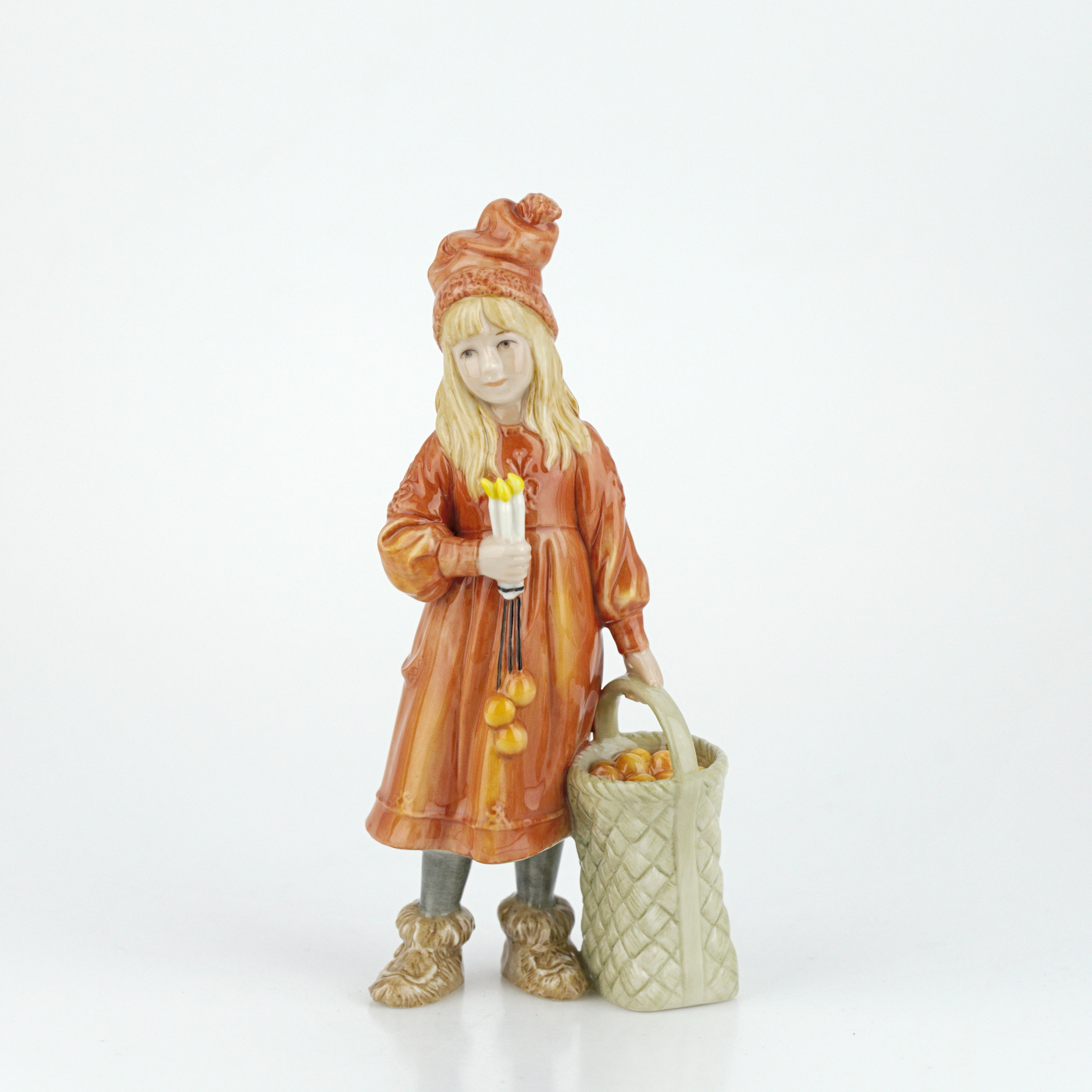 FIGURIN, "Brita", eft. målad förebild av Carl Larsson, nr 671, Royal Copenhagen.