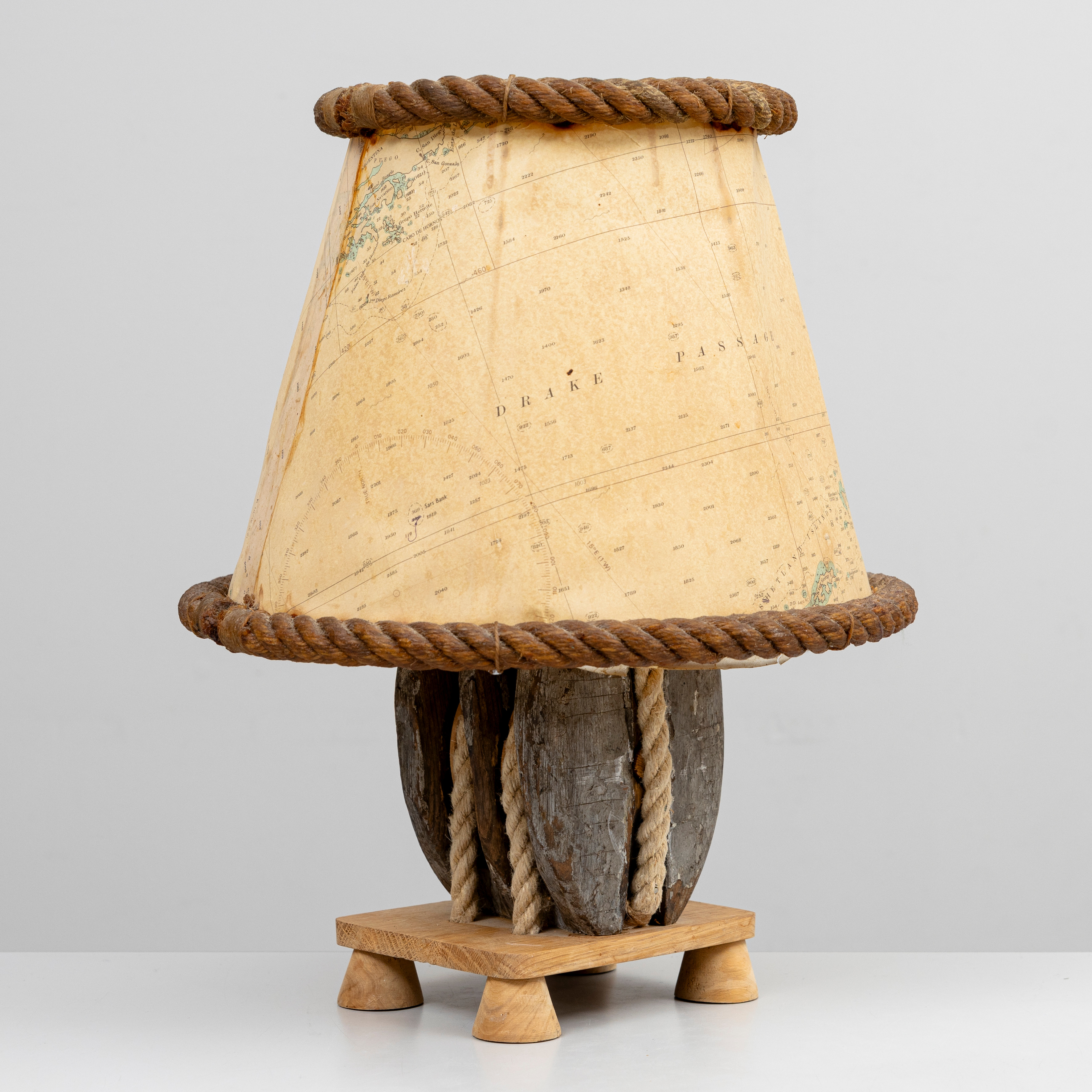 BORDSLAMPA, fot i form av ett block, skärm av ett sjökort, 1900ta-.