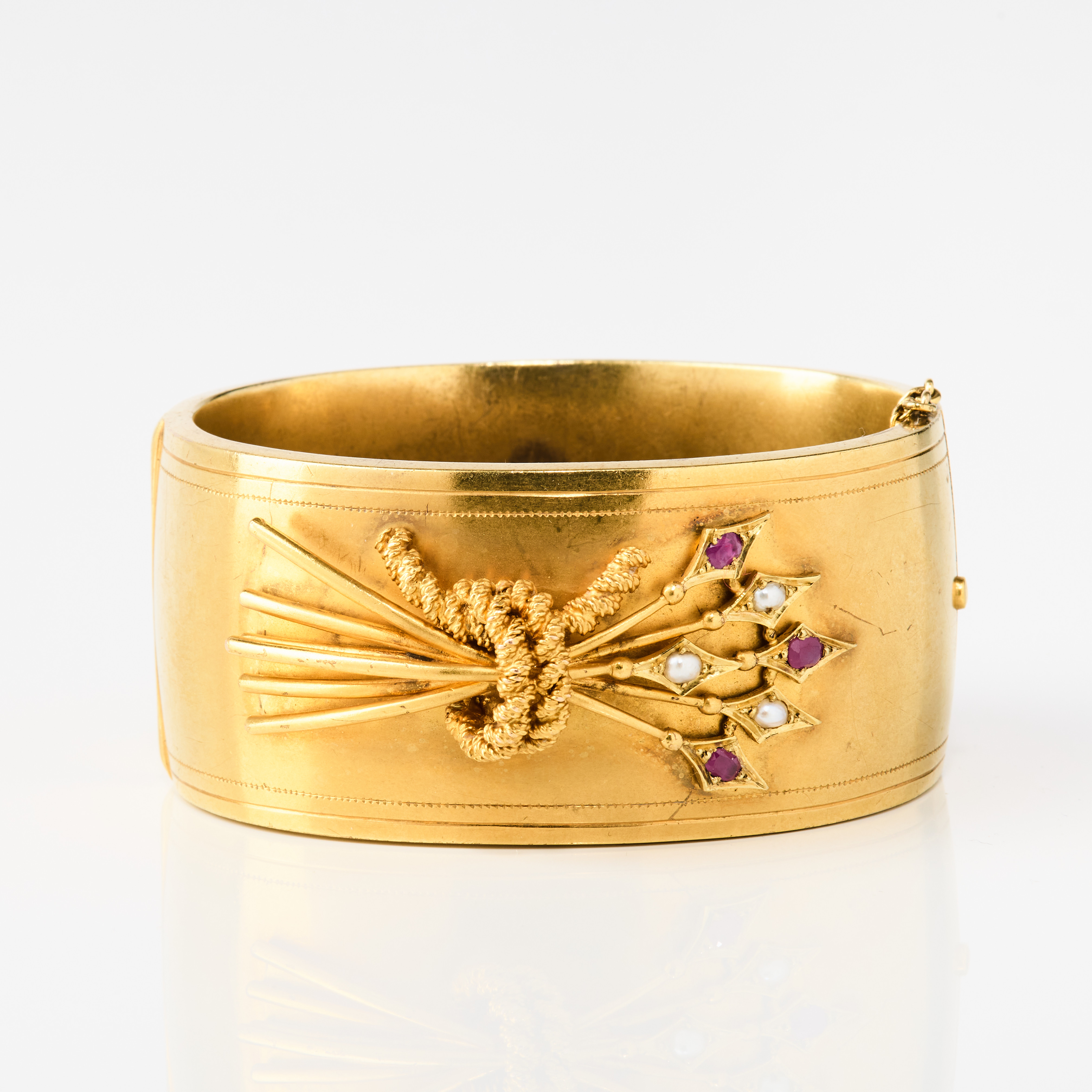 KUNGLIG GÅVA, Armband, 14K guld med halvpärlor och rubiner, Anton Michelsen, Köpenhamn, daterat 1860/70-tal.