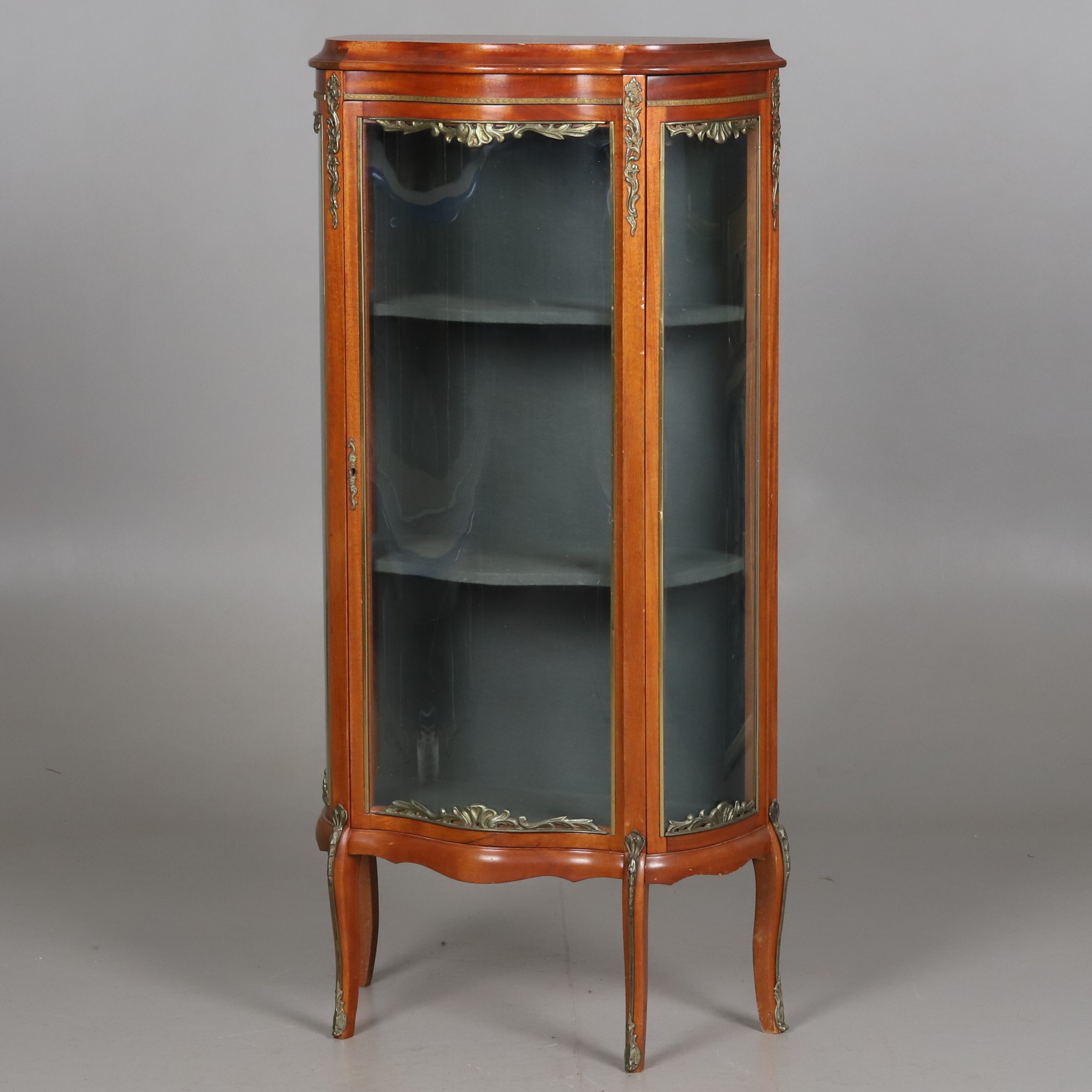 VITRINSKÅP. Fanerat trä med mässingsdetaljer och tygklädd insida, rokokostil, 1900-tal.