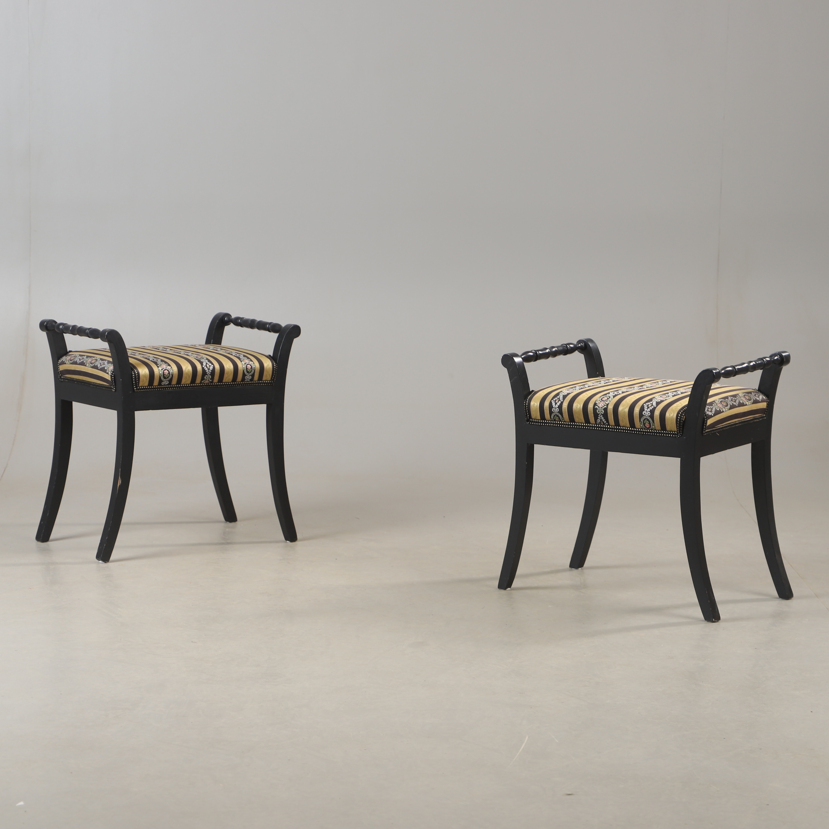 TABURETTER, 1 par, målade, 1900-talets första hälft.