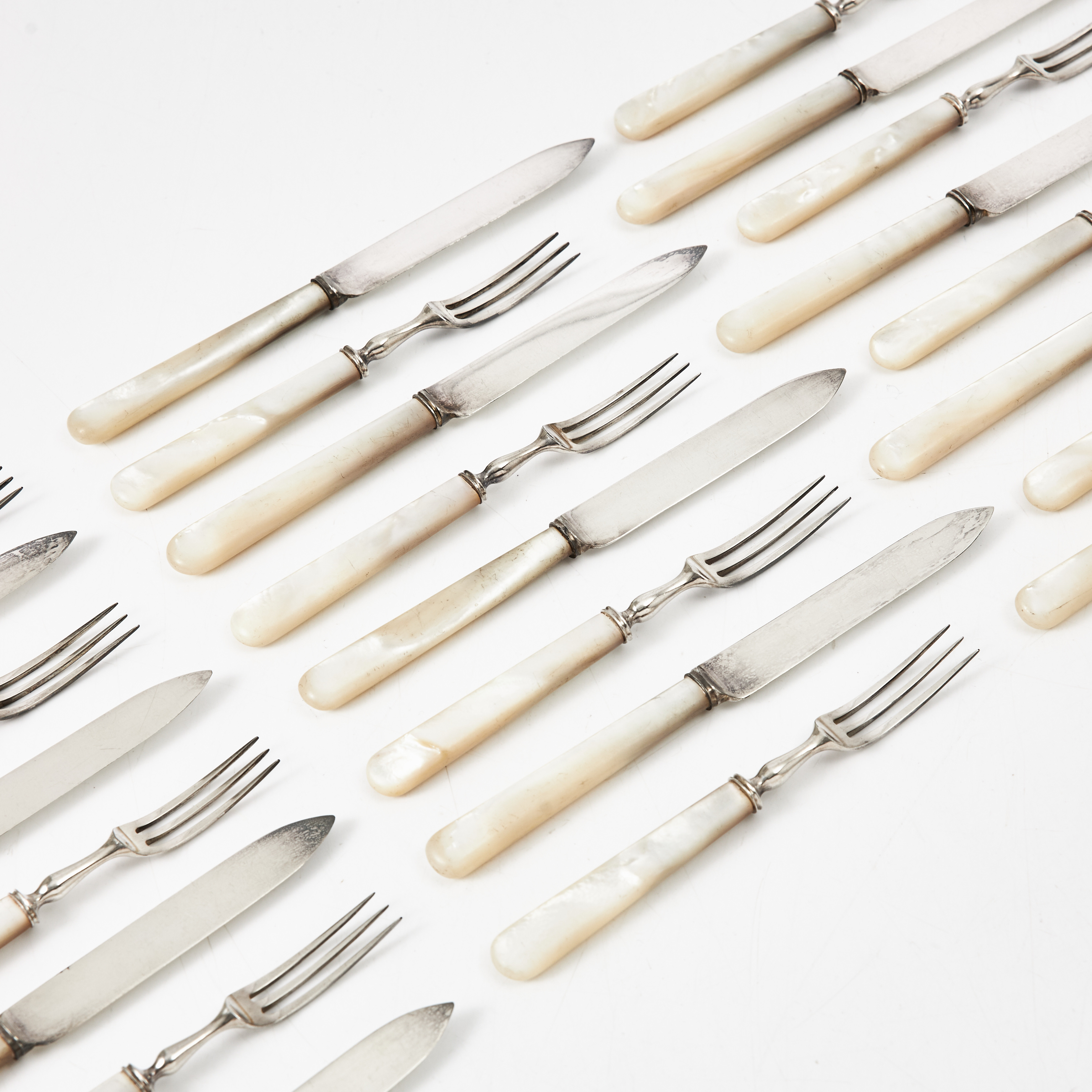 DESSERTBESTICK, 24 delar, nysilver och pärlemor.