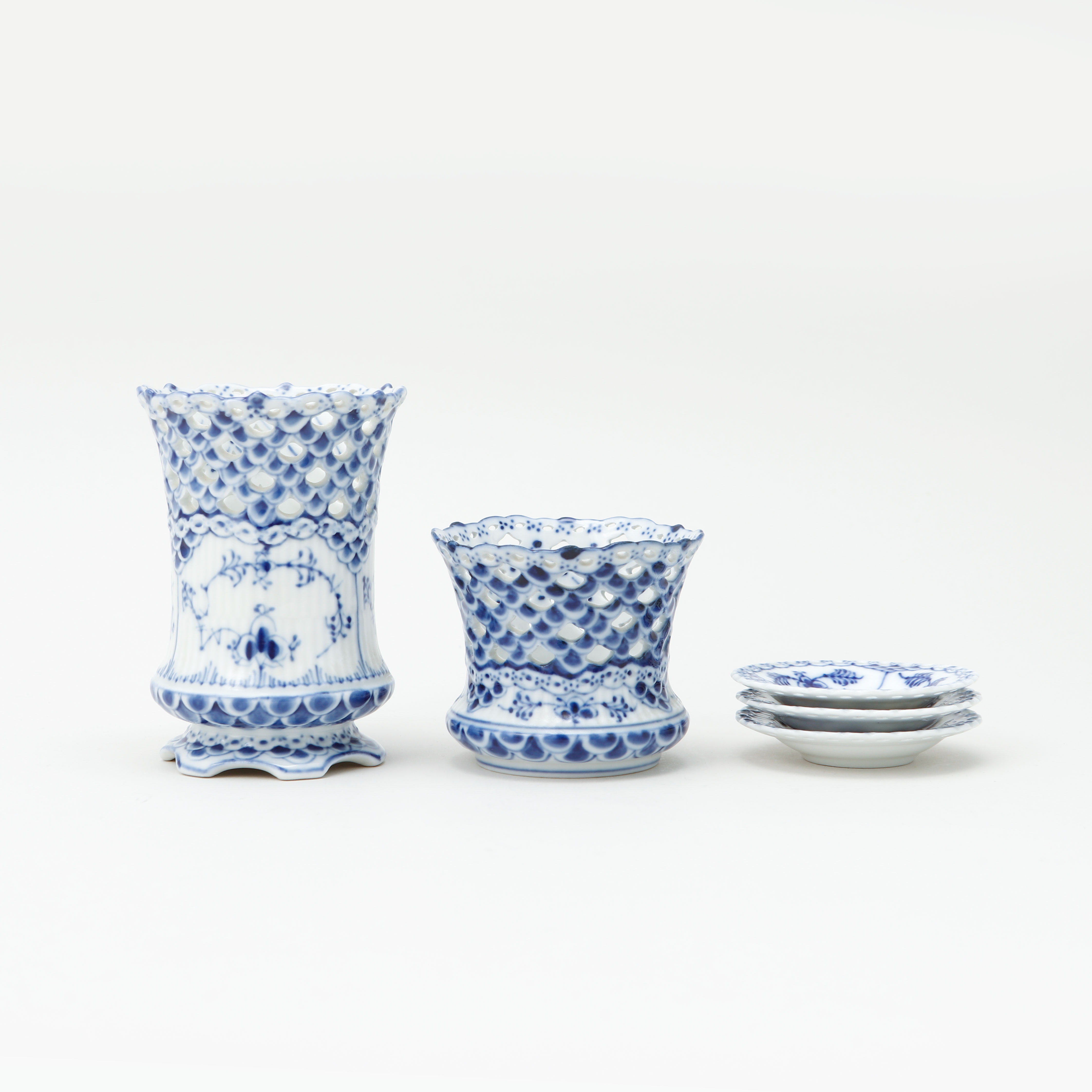 VASER, 2 st samt FAT, 3 st, "Musselmalet", Royal Copenhagen, Danmark.