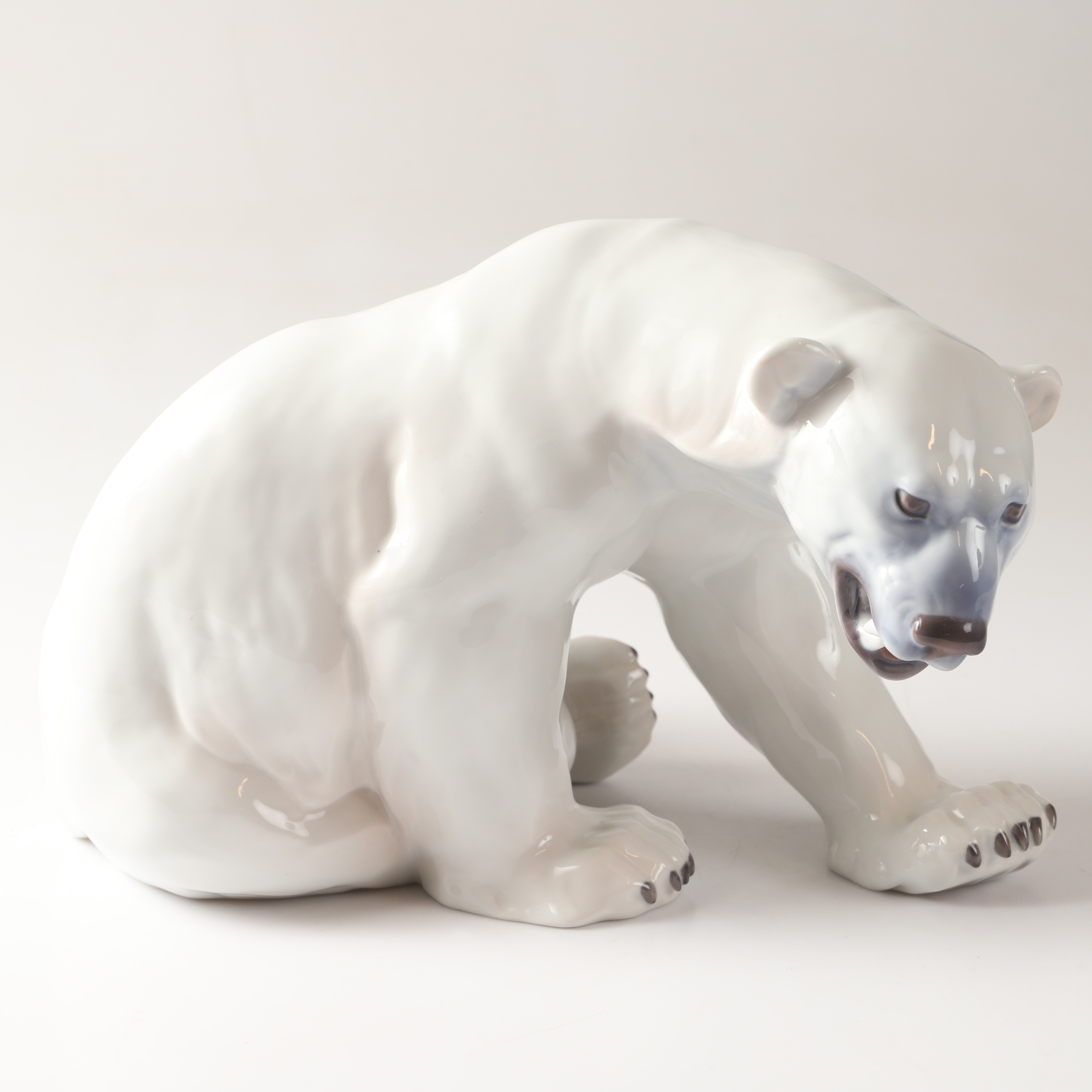 KNUD KYHN. Figurin, porslin, isbjörn, Bing & Gröndal.