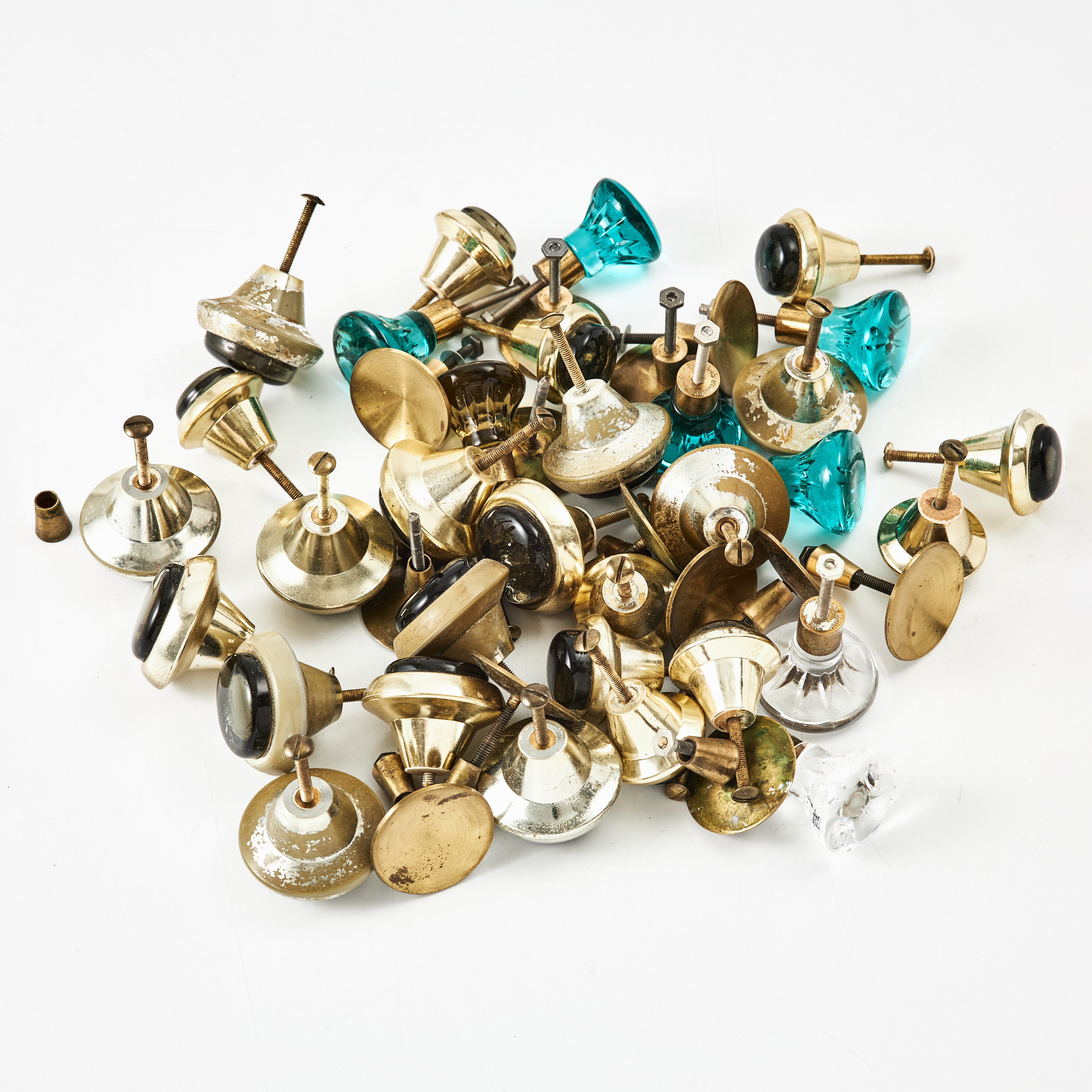 KNOPPAR / SKÅPSBESLAG, 1970-tal, glas, mässing och plast.