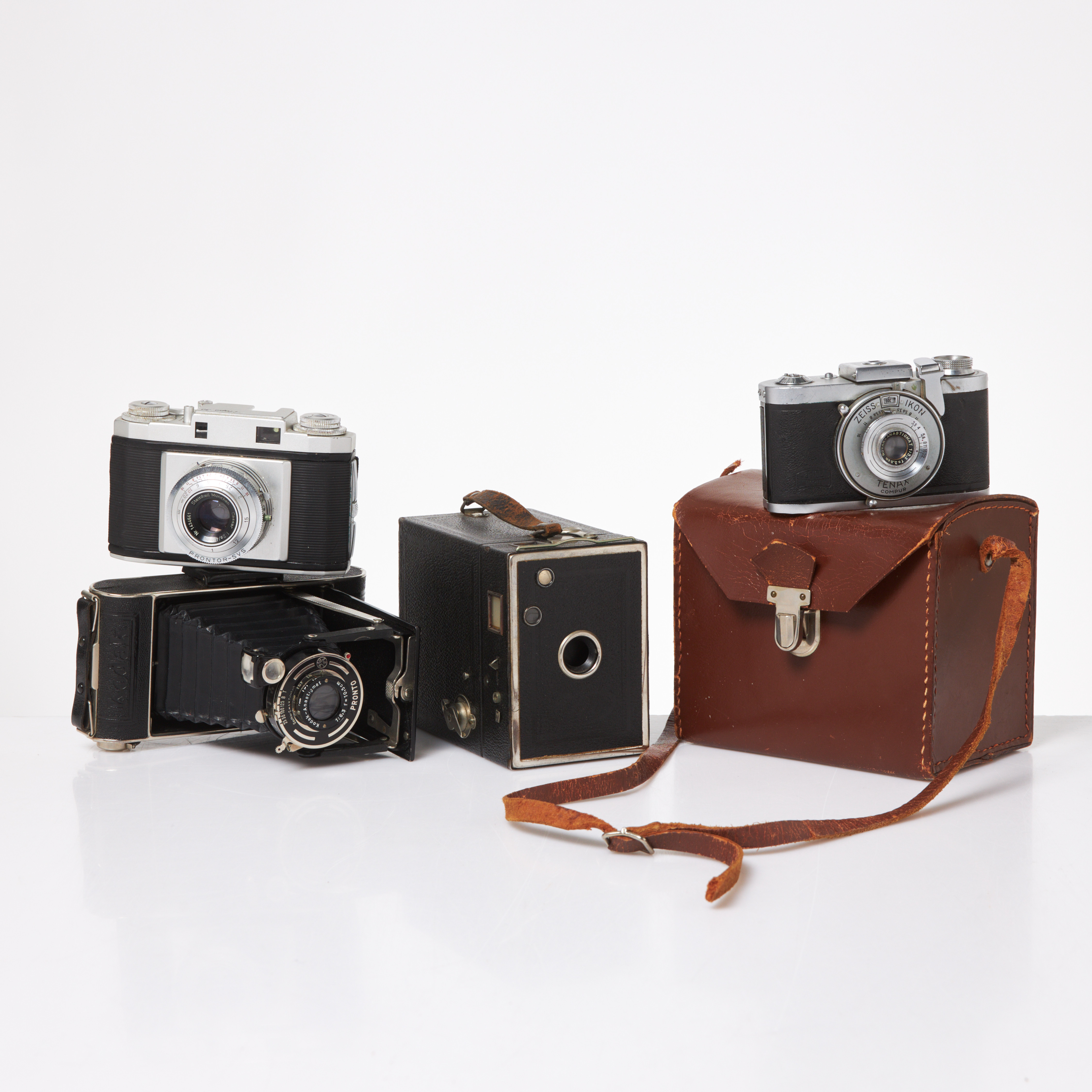 KAMEROR, 4 st, Zeiss Ikon, Tenax Compur, Hapo-36, Kodak samt Eho box kamera.