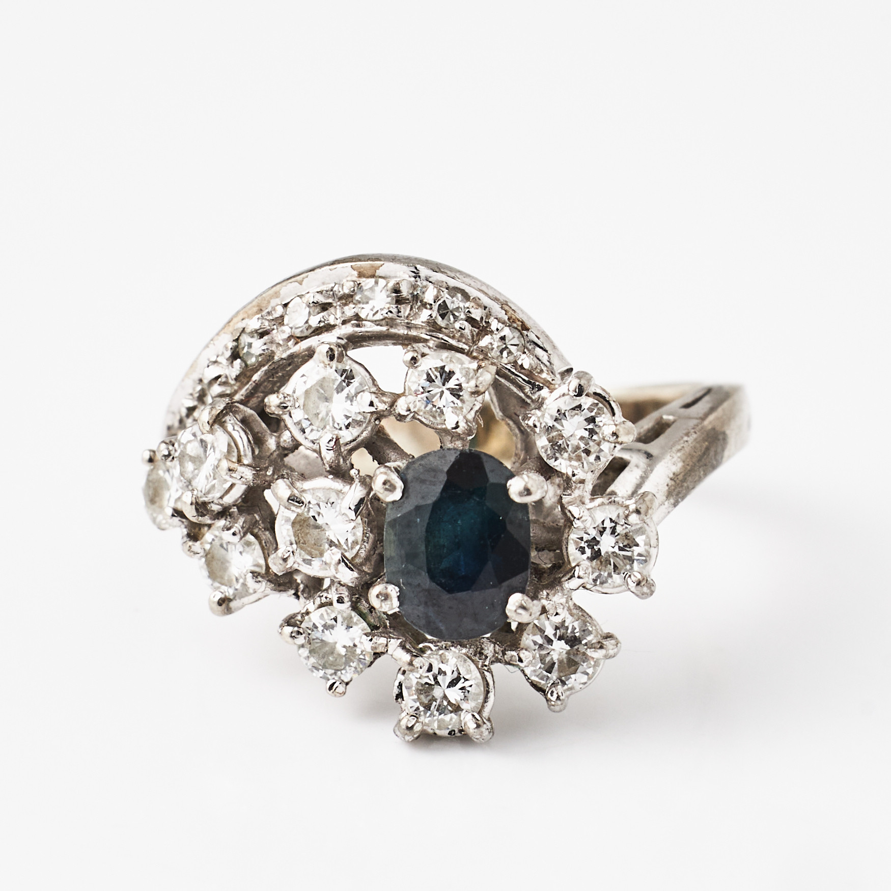 RING, ca 14K rodinerat vitguld med en safir och diamanter.