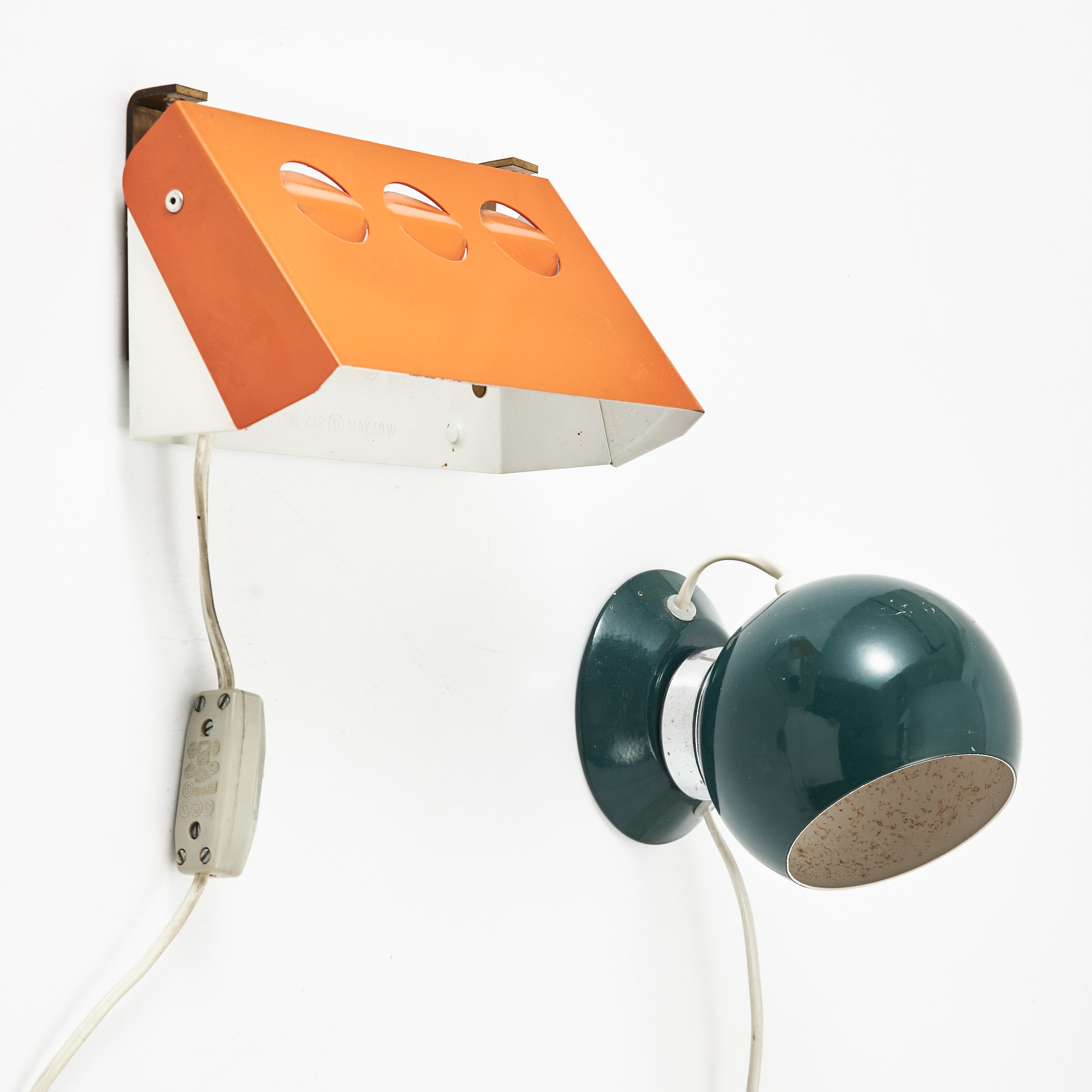 VÄGGLAMPOR, 1 par, 1960 / 70-tal, lackerad plåt. En märkt LB No 208.