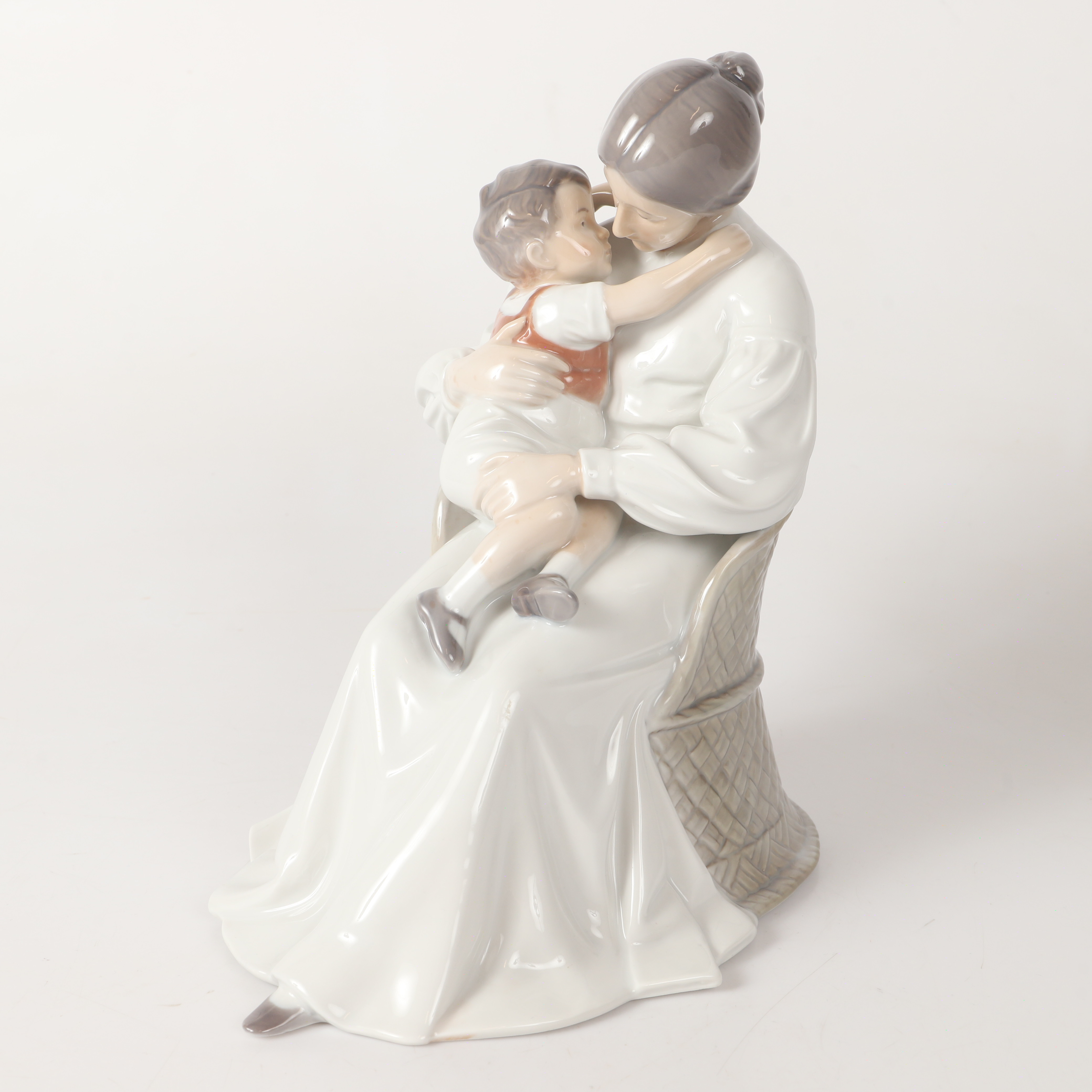 INGEBORG PLOCKROSS-IRMINGER. Figurin, mor och barn, porslin, Bing & Gröndahl, Danmark.