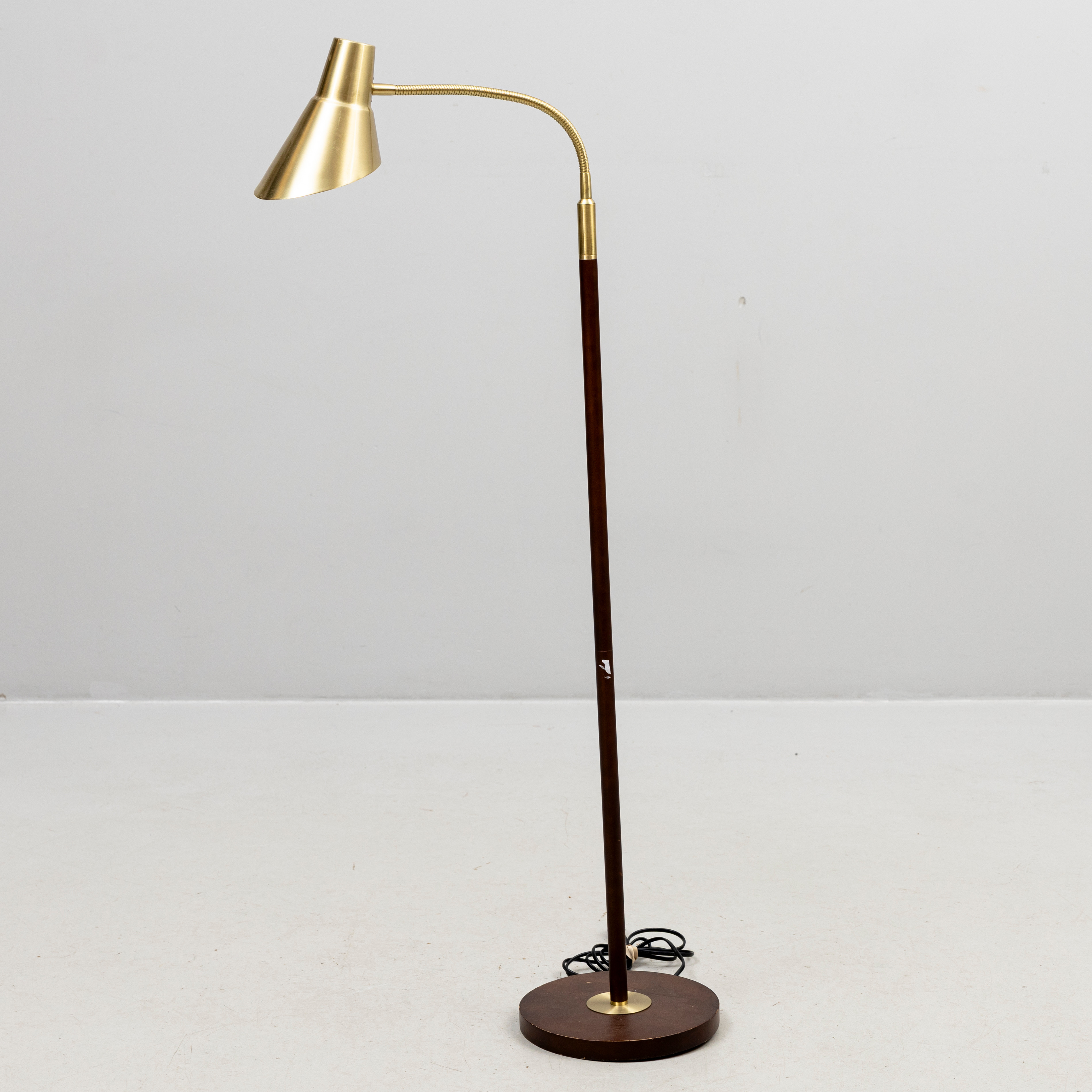 GOLVLAMPA, mässing och trä, 1900-talets andra hälft.