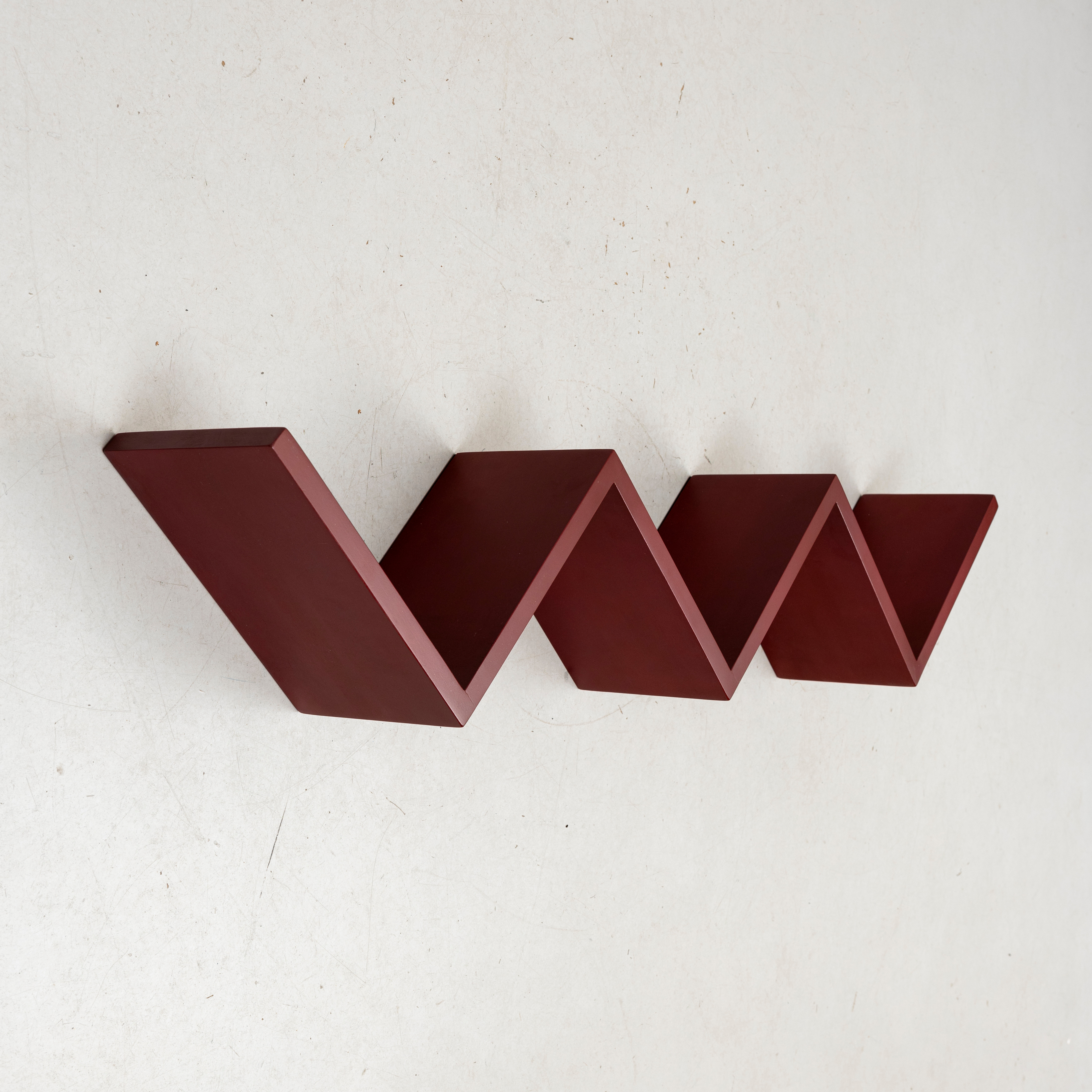 JONAS BOHLIN. Vägghylla, "Zink", för Källemo, Värnamo, formgiven 1984.