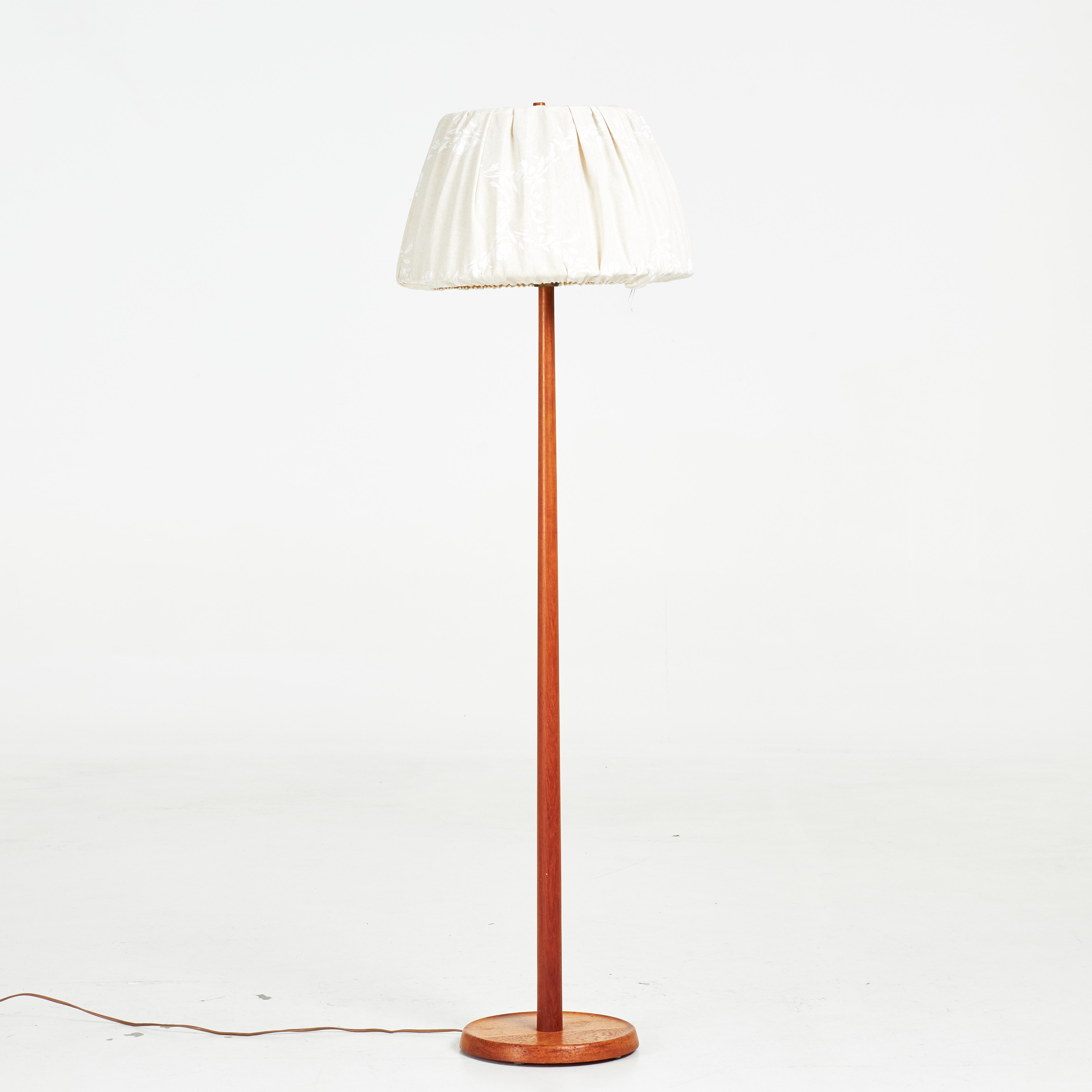 GOLVLAMPA. AB Stilarmaturer, Tranås, teak, linneklädd skärm.