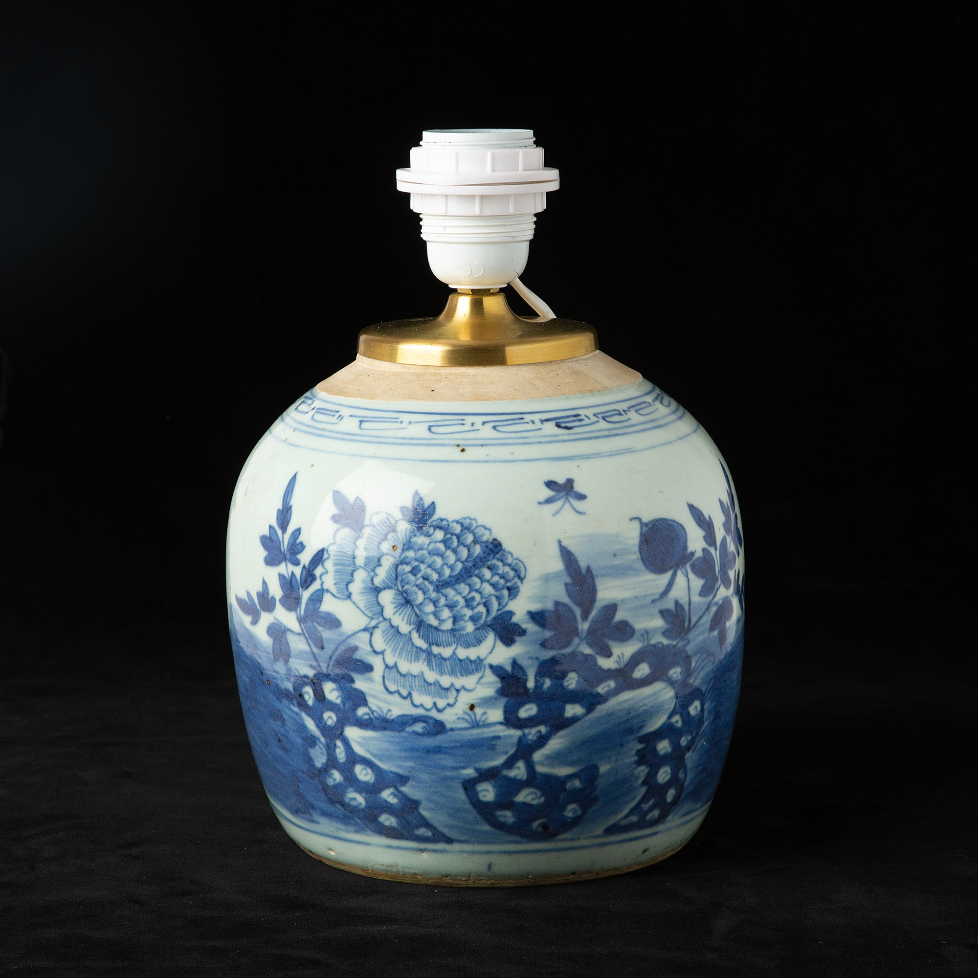 BORDSLAMPA, porslin, Kina, dekor av pioner i underglasyrblått, 1800-tal.