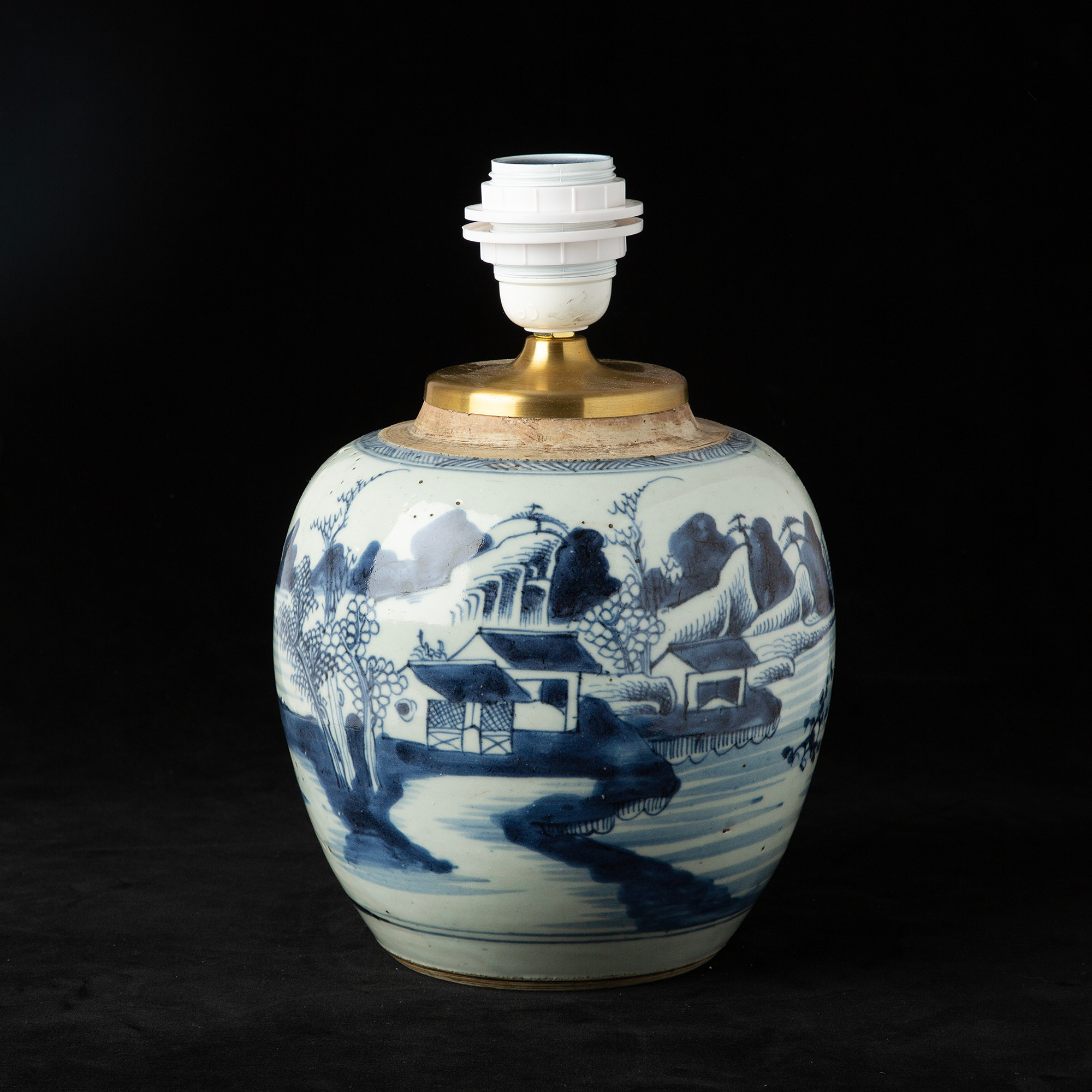 BORDSLAMPA, porslin, Kina, dekor av flodlandskap i underglasyrblått, 1700-tal.