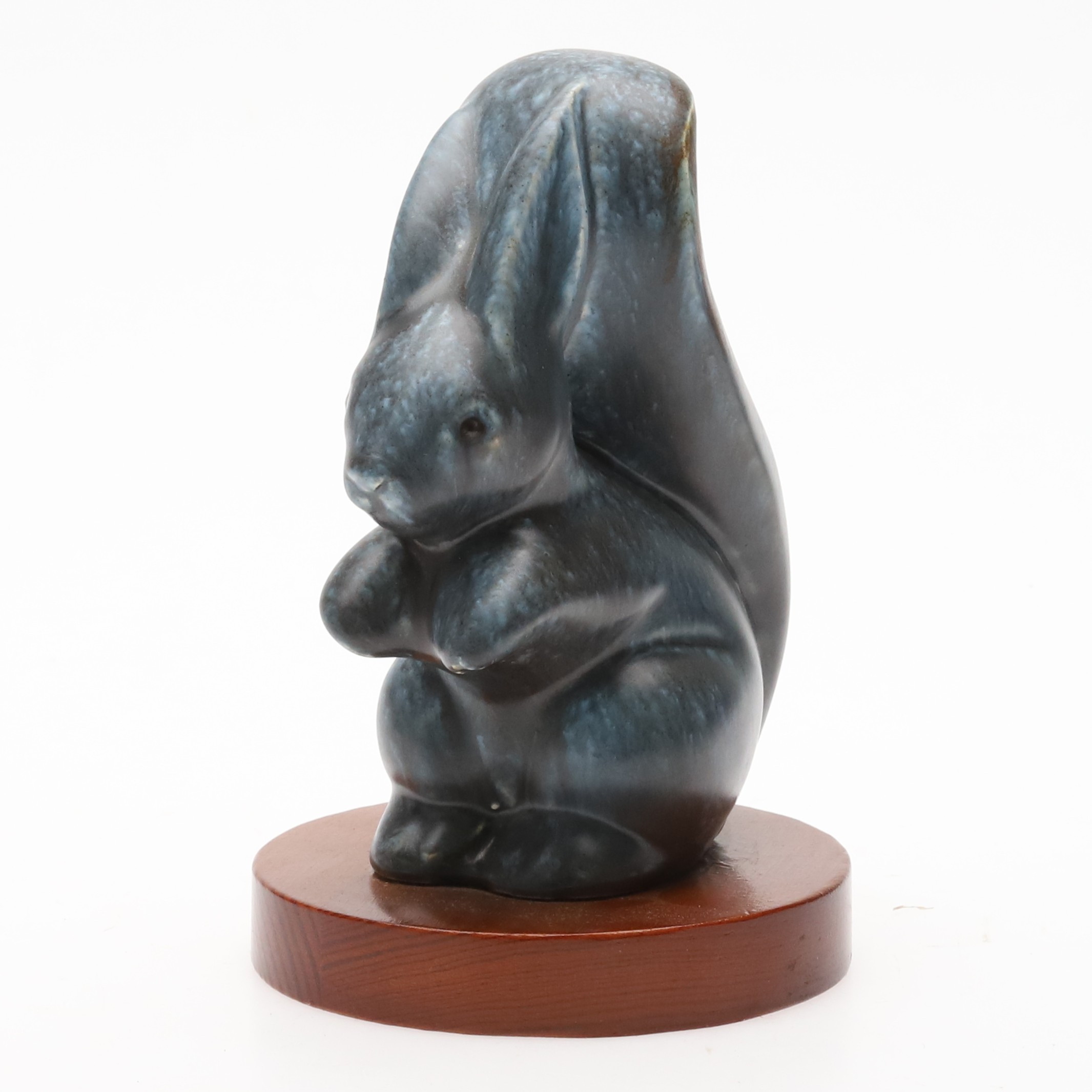 GUNNAR NYLUND. FIGURIN. Glaserat stengods på träsockel. "Ekorre".