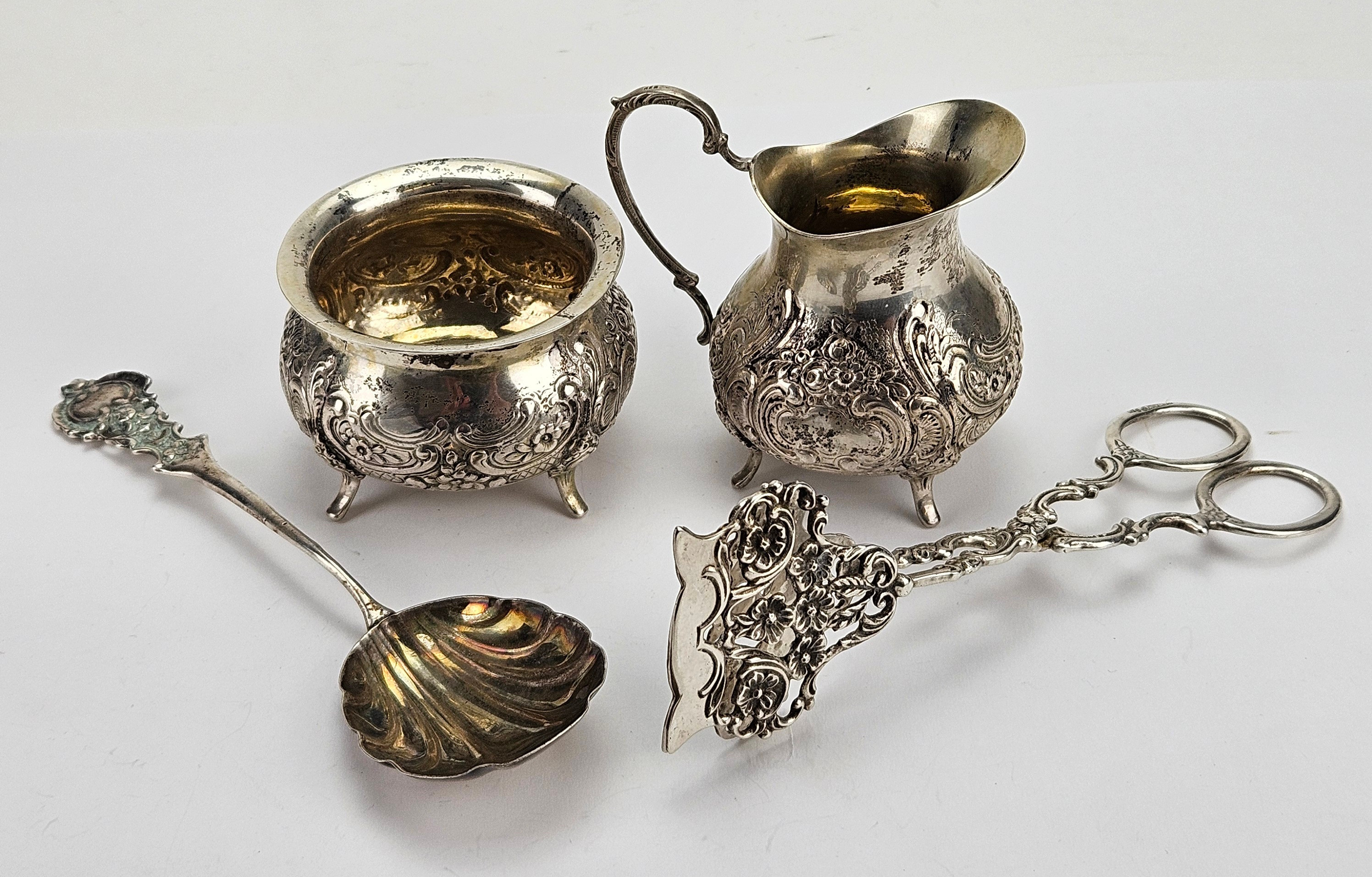GRÄDDKANNA, SOCKERSKÅL, KAKTÅNG OCH KOMPOTTSKEDSKED, silver, rokokostil, 1900-tal, vikt ca. 225 gram.