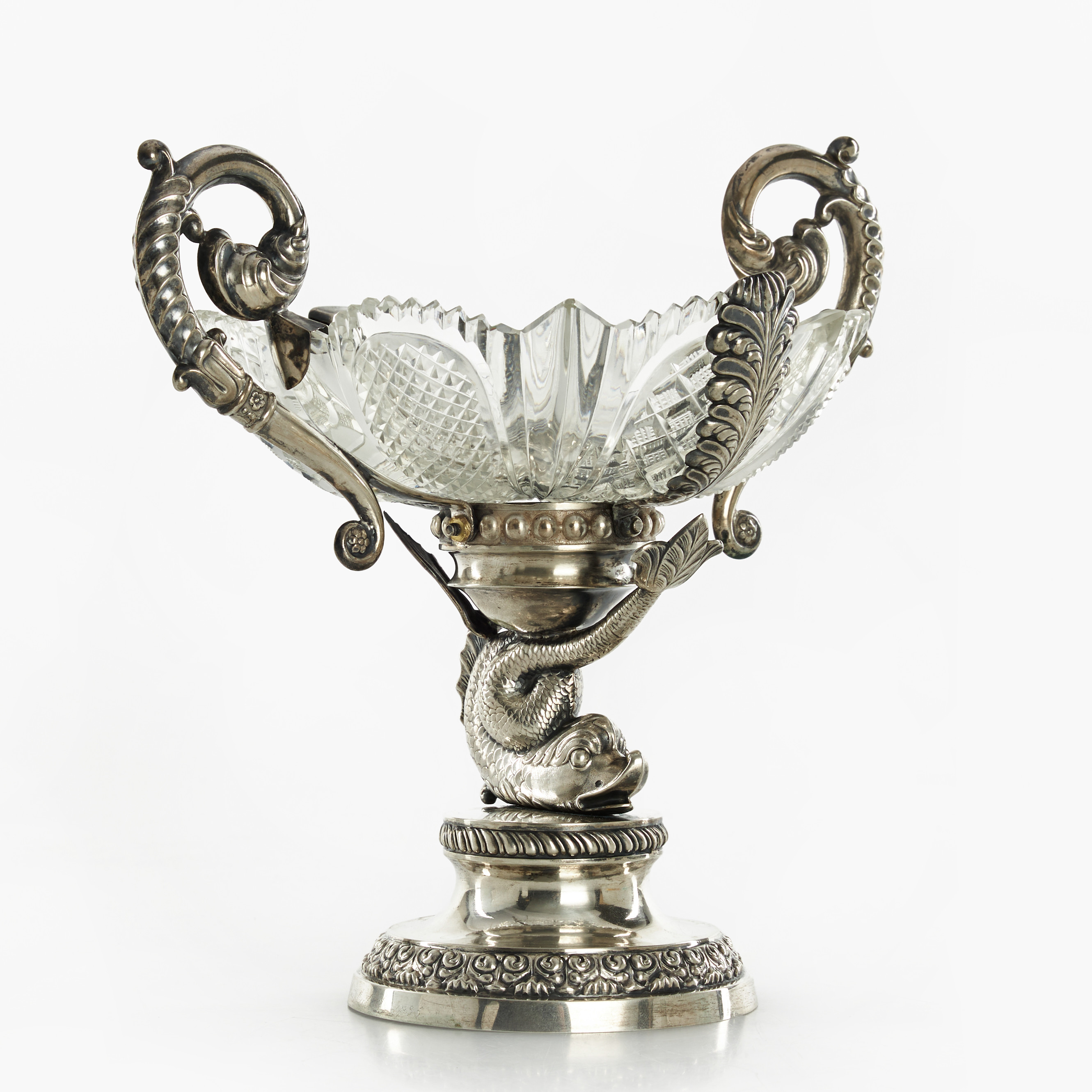SKÅL PÅ FOT, silver, empire omkring 1830, oidentiferad mästare, troligen tysk/baltisk, glasskål med slipad dekor, ben i form av delfin.