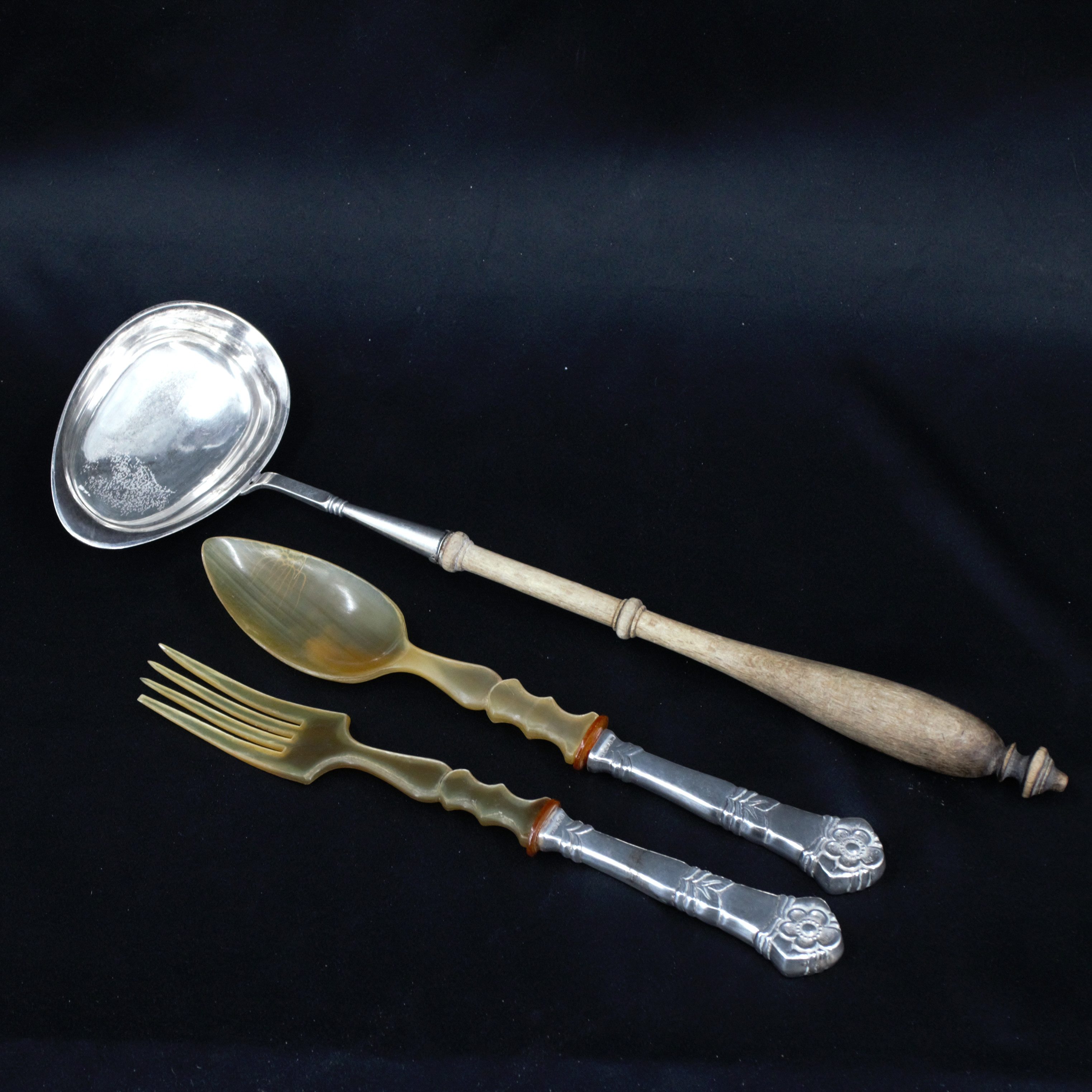 SOPPSLEV och SALLADSBESTICK, 3 delar, silver, trä och horn, gravyr, Sverige 1920-tal.