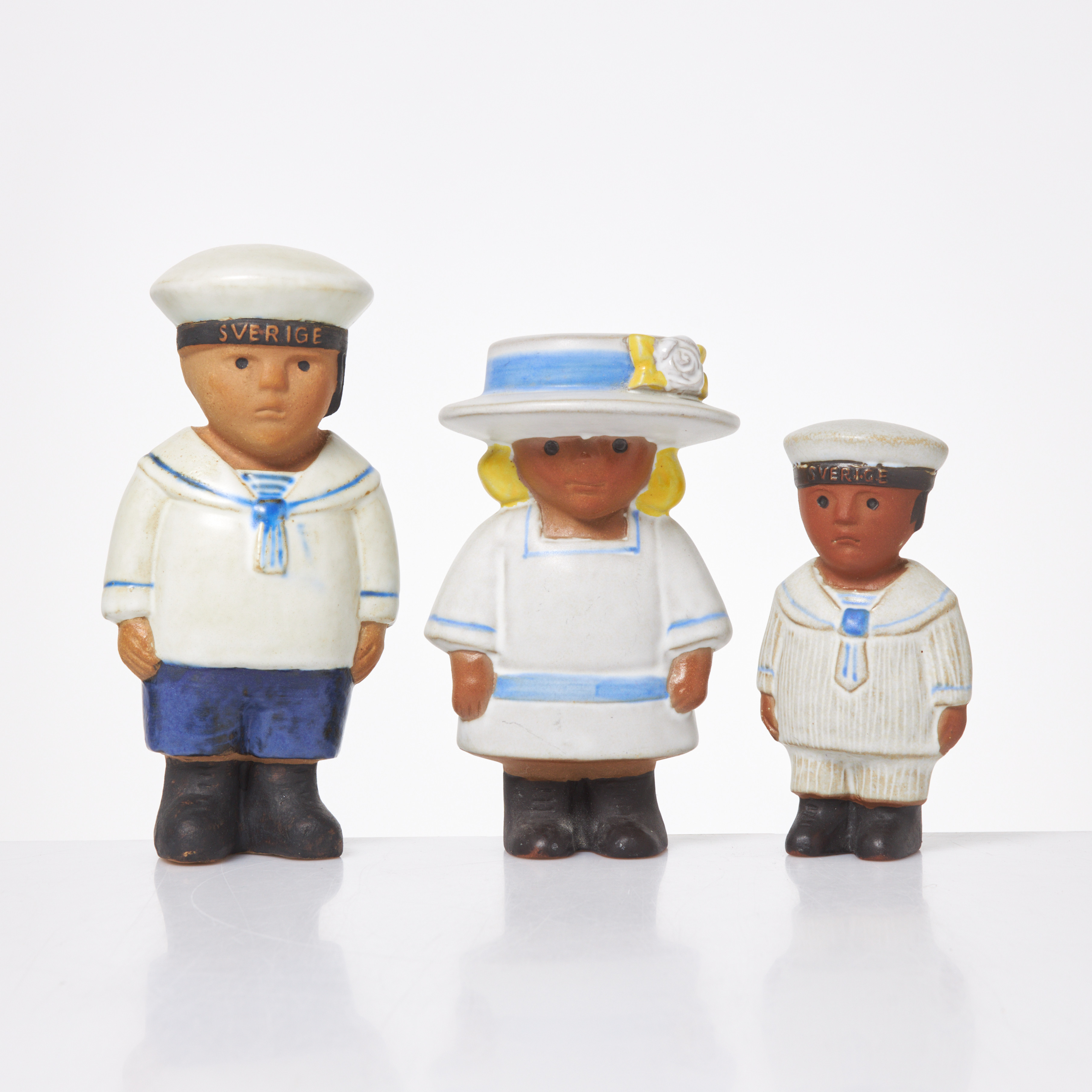 LISA LARSON. Figuriner, 3 st, glaserat stengods, Gustavsberg, ur sekelskifte.