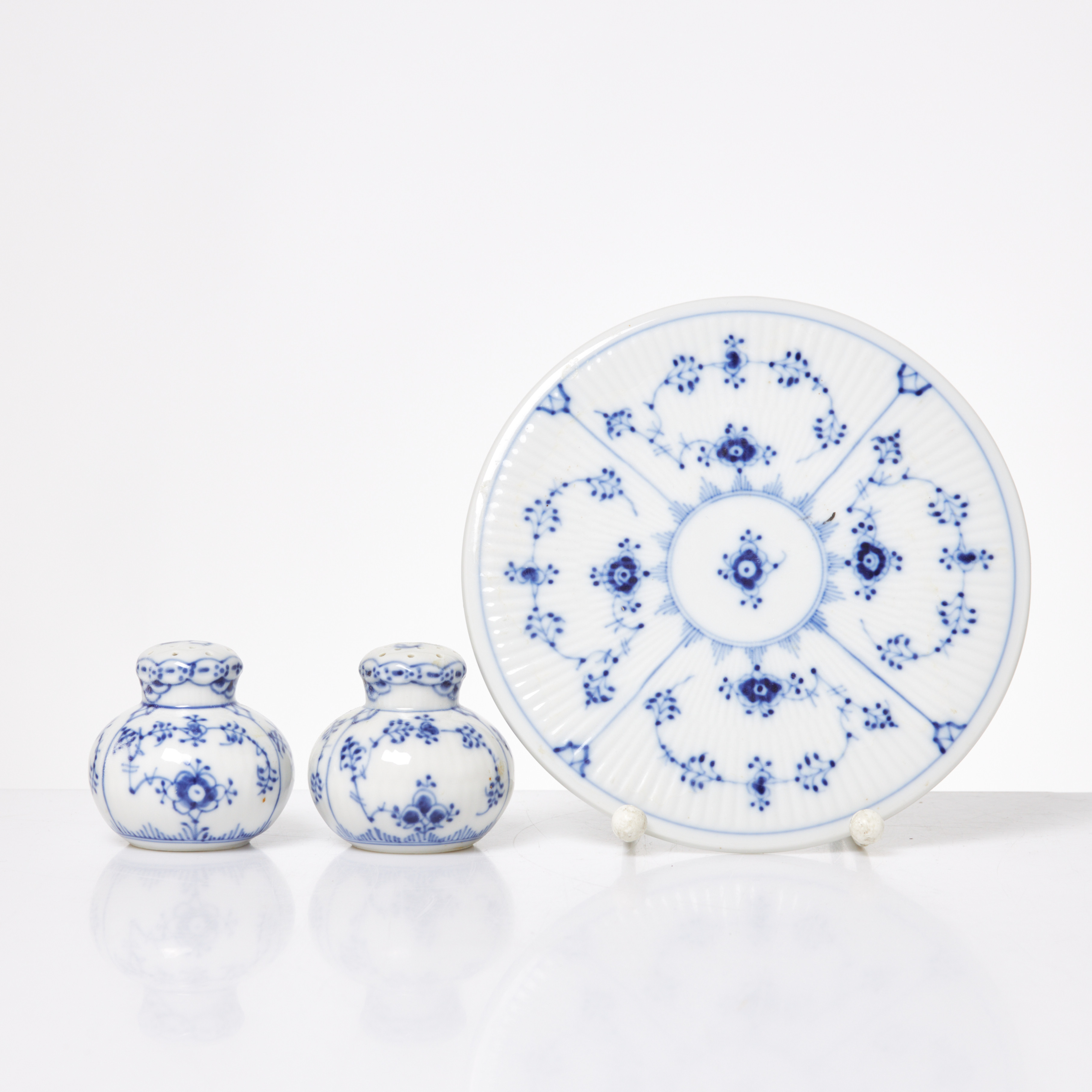 ROYAL COPENHAGEN, 3 dlr, "Musselmalet", porslin, underglasyrblått, nr 712 o 2058.