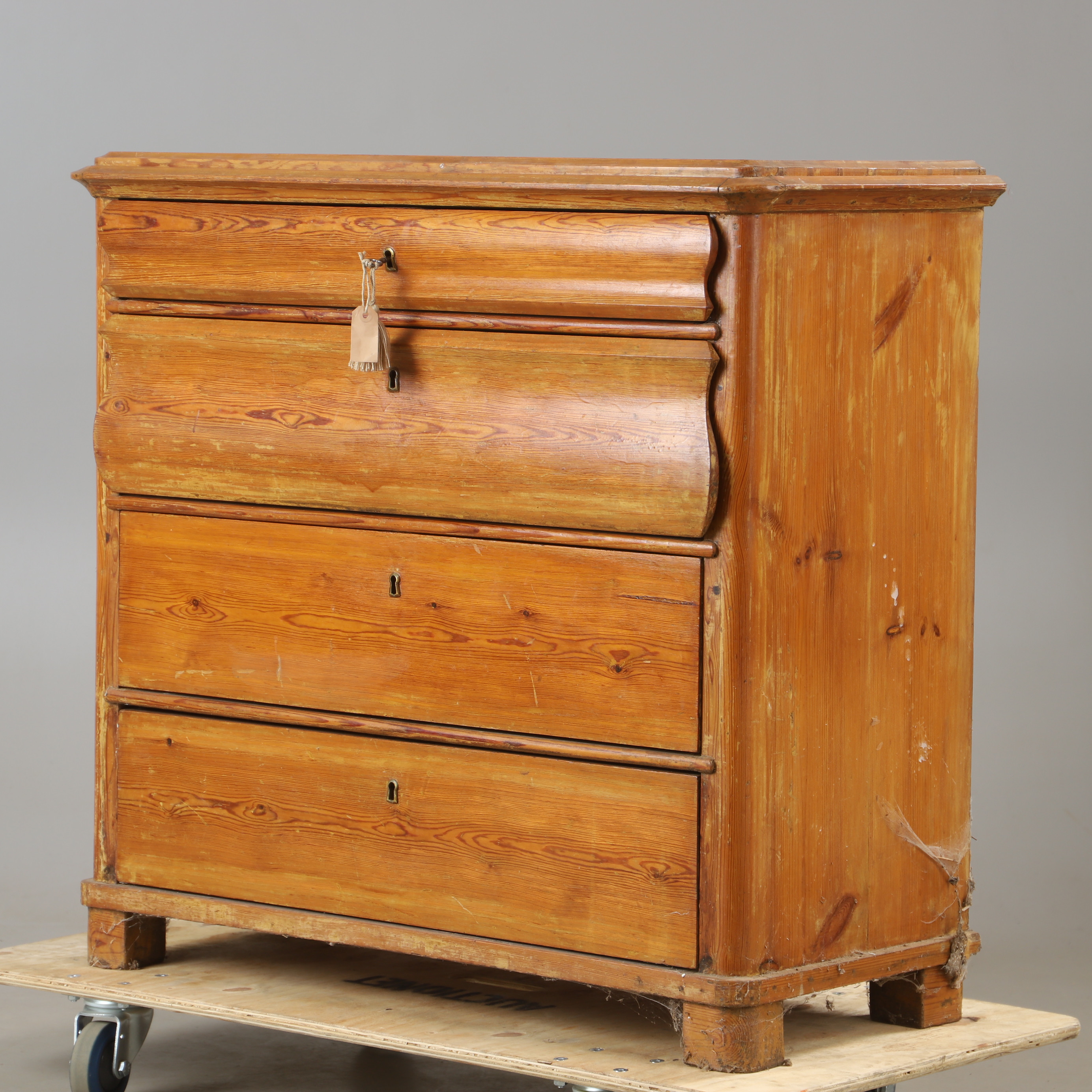 BYRÅ, 4-lådig, furu, 1900-talets första hälft.