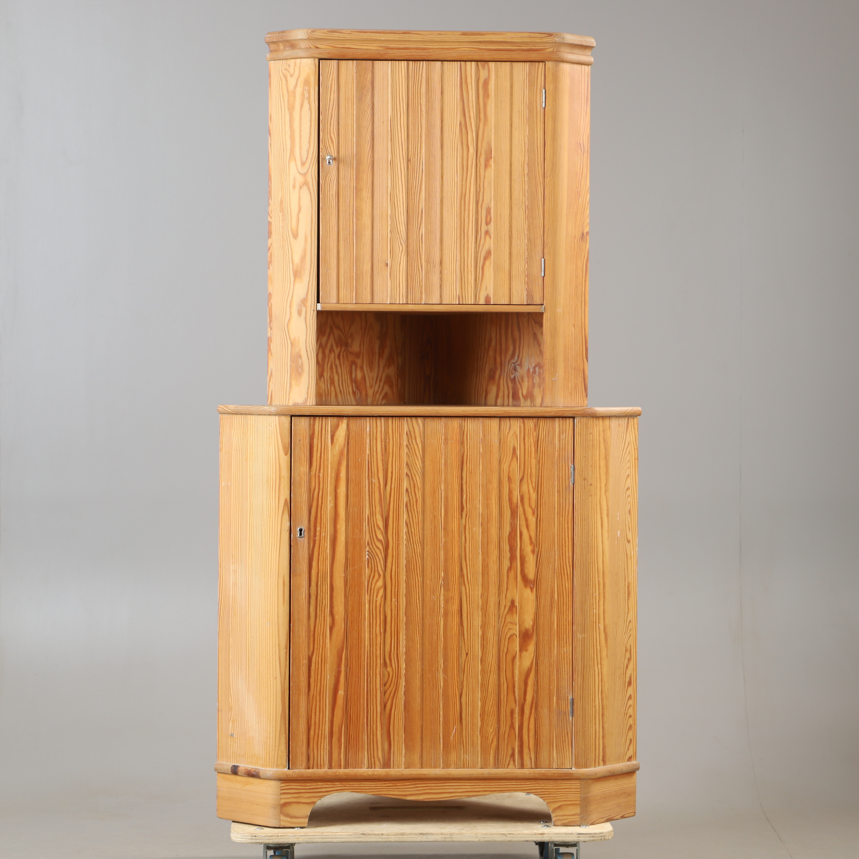 GÖRAN MALMVALL. Hörnskåp, furu, modell 809 ur serien "Svensk fur", Kalr Andersson & Söner, 1900-talets mitt.