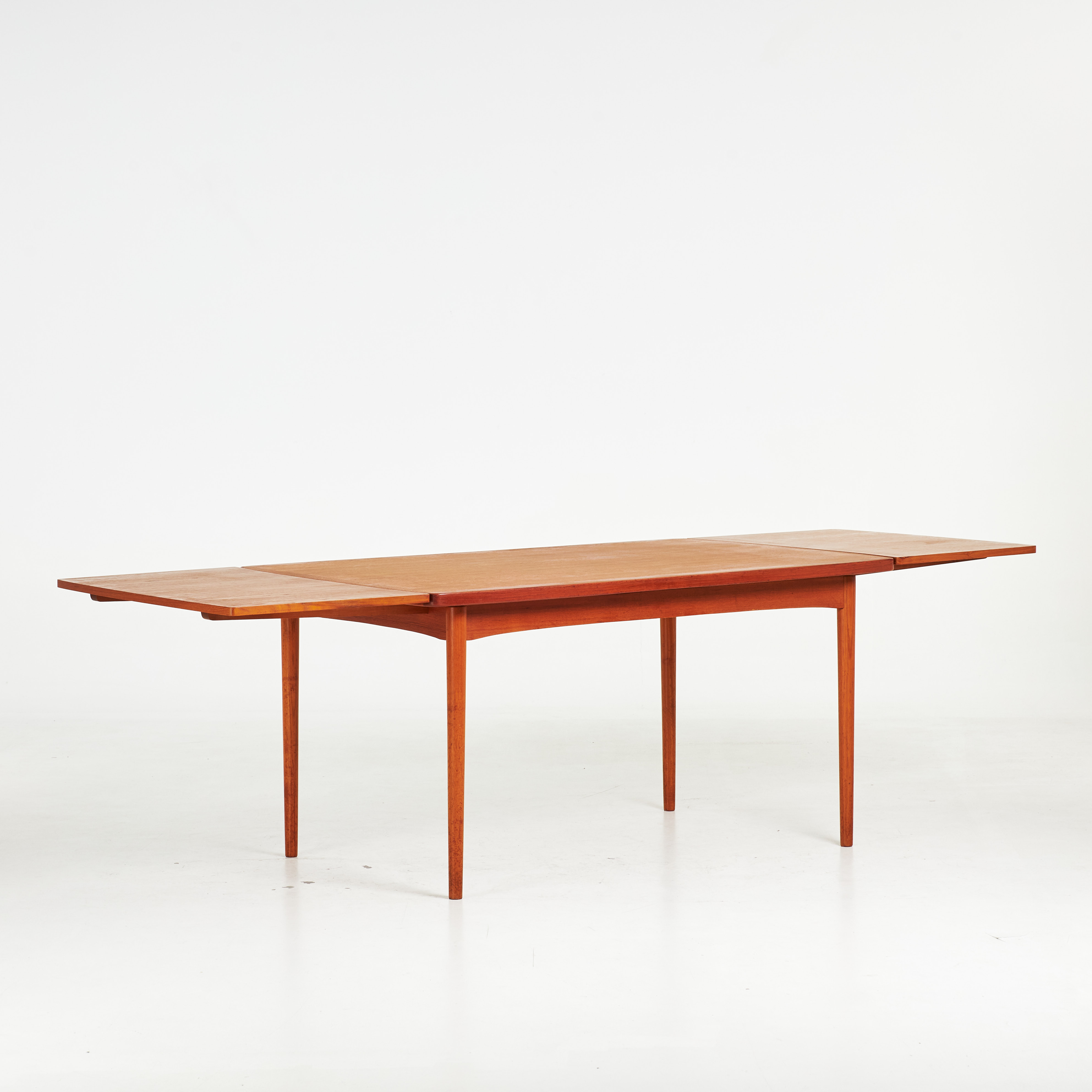 MATBORD, teak, med utdragbara förlängningsskivor, 1900-talets andra hälft.