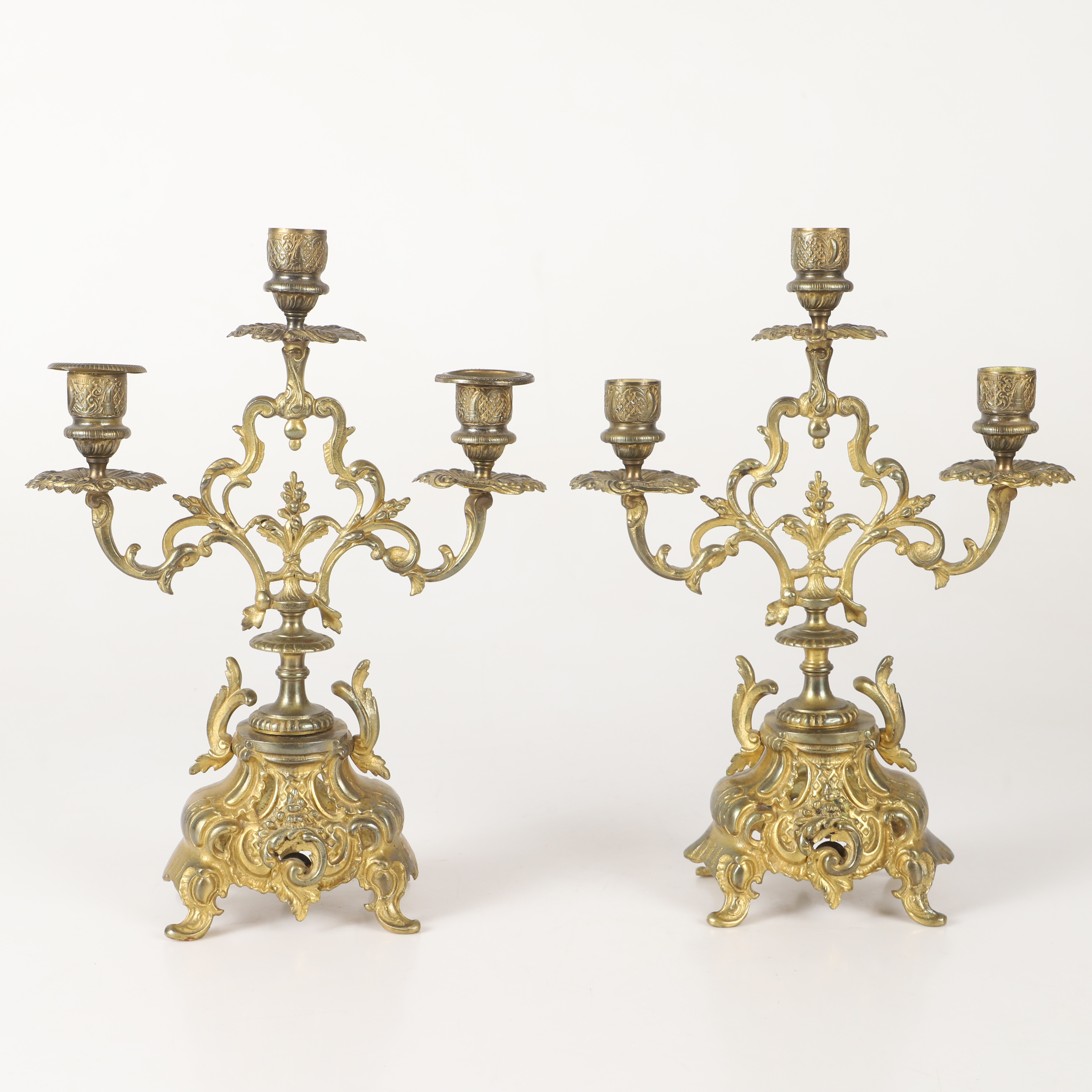 LJUSSTAKAR, 2 stycken, gulmetall, 1900-tal.