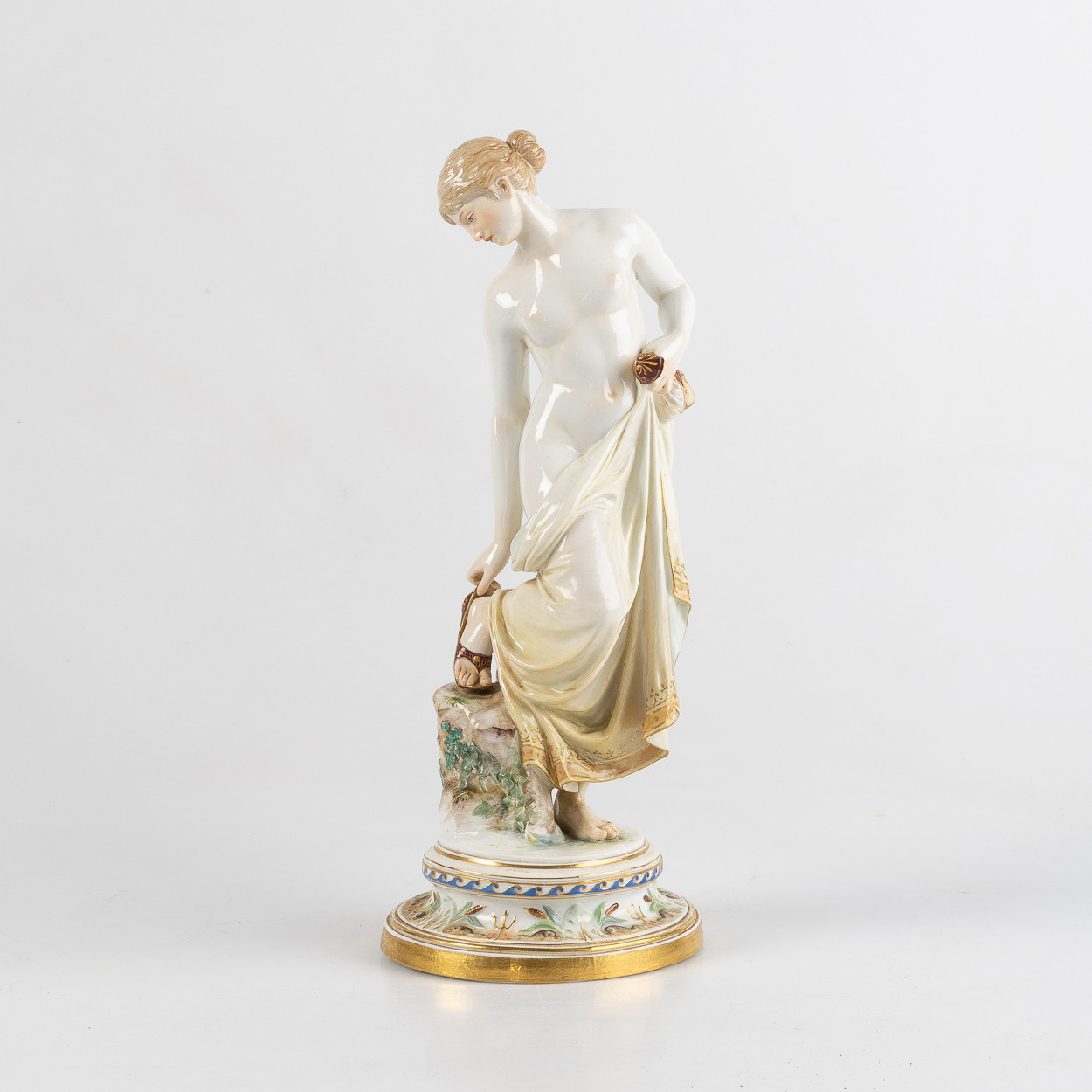 ROBERT OCKELMANN. Figurin "Efter badet", Meissen, porslin, 18/1900-tal.