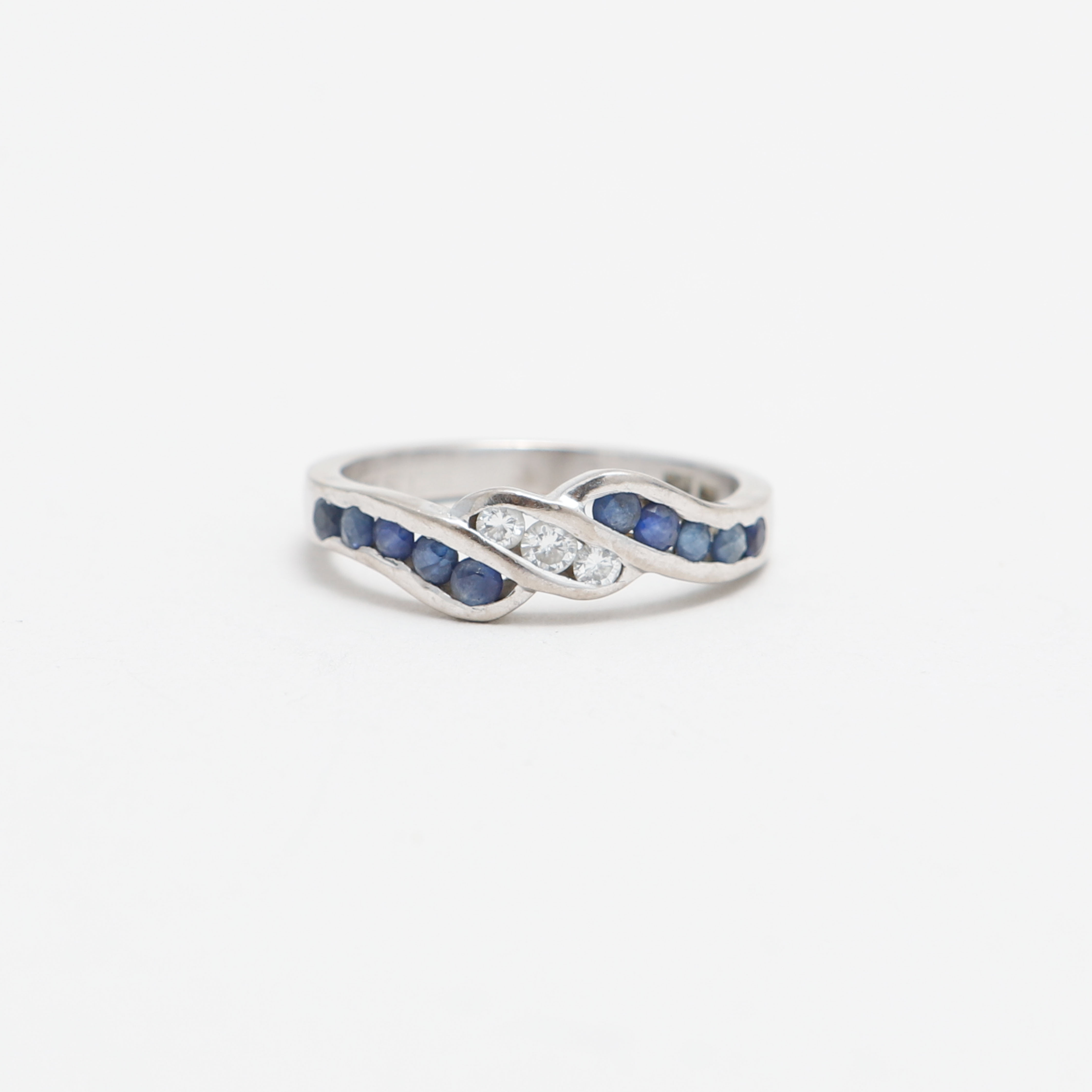 RING, 18k vitguld, safirer och diamanter 0,11ct, vikt ca 3,8 gram, Jarl Sandin, Göteborg, 1992.