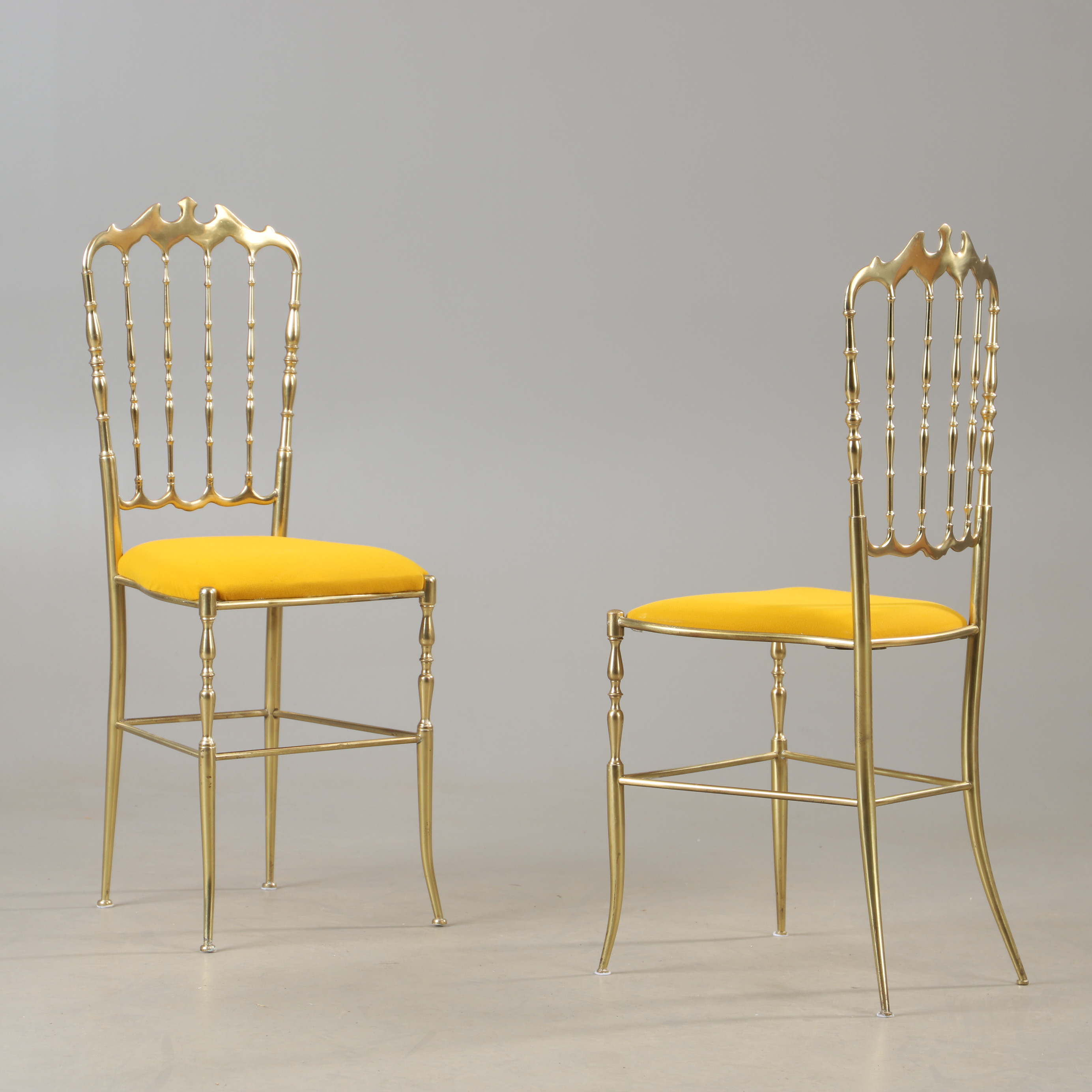 STOLAR, 1 par, Chiavari-modell, mässing med textilklädsel, Italien.