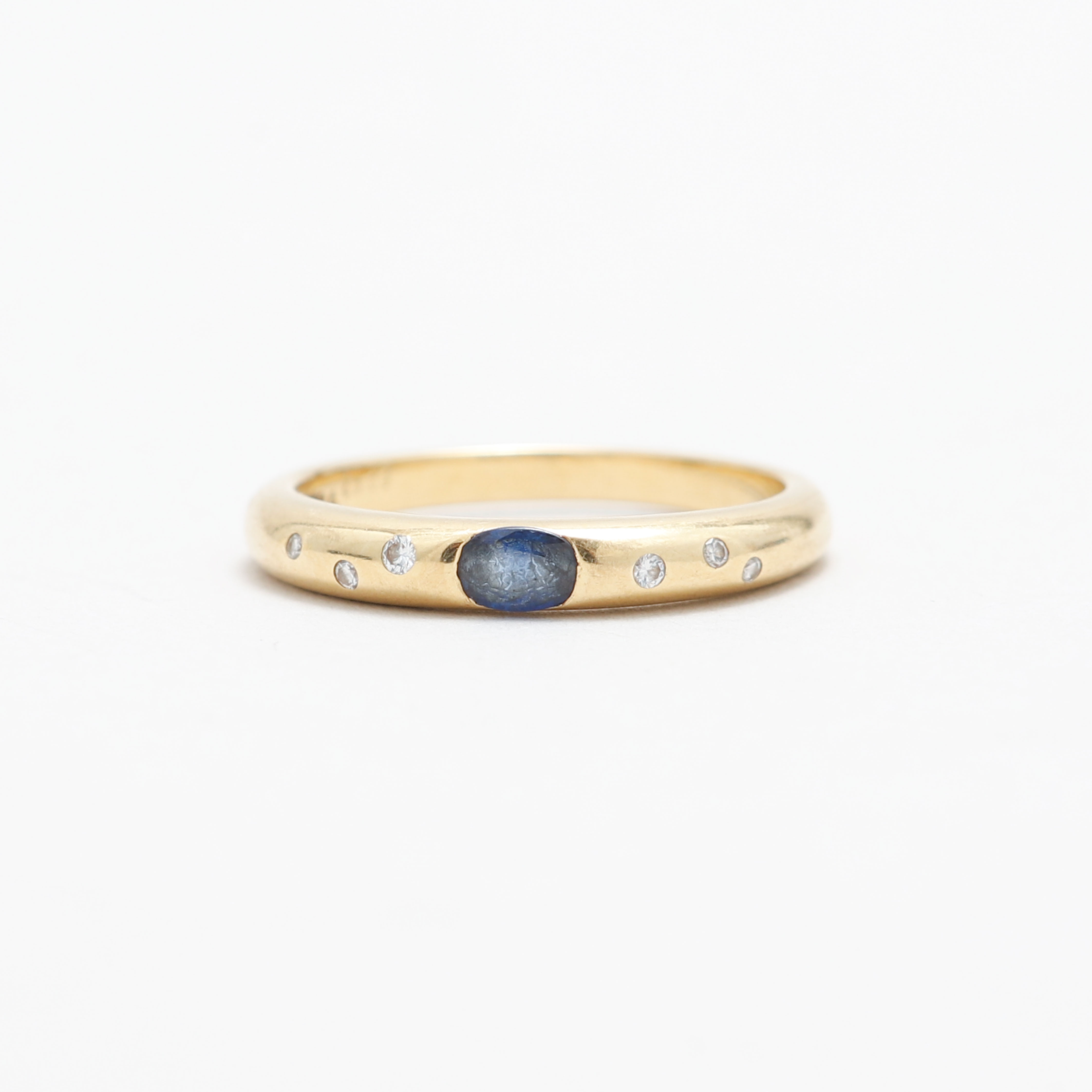RING, 18k guld, ovalslipad safir, diamanter, vikt ca 3,8 gram.