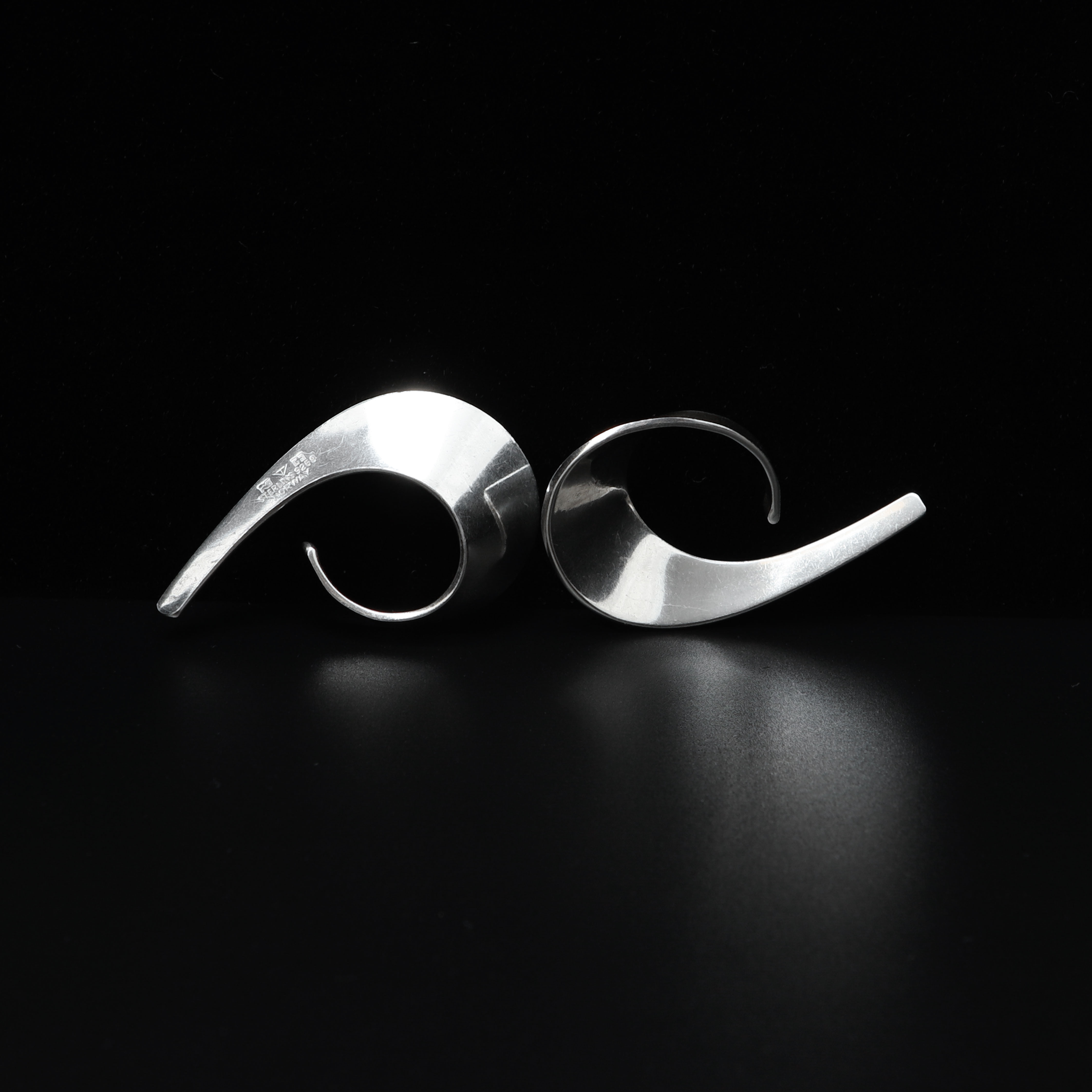 TONE VIGELAND. Örhängen, "Slynge", silver, PLUS Sølvstue, Norway Silver Designs.