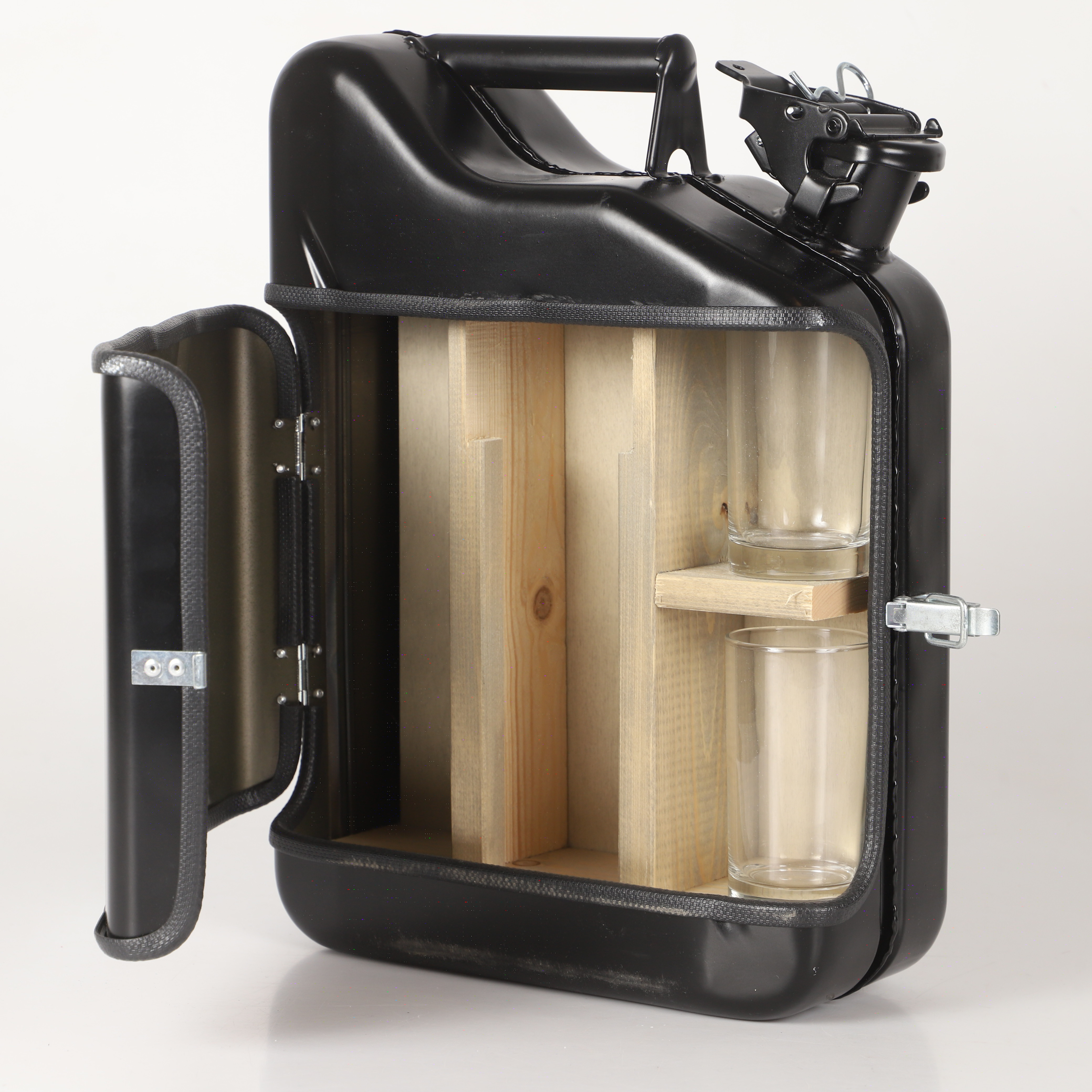 BARSKÅP, plåt och trä i form av en bensindunk, 2000-tal.