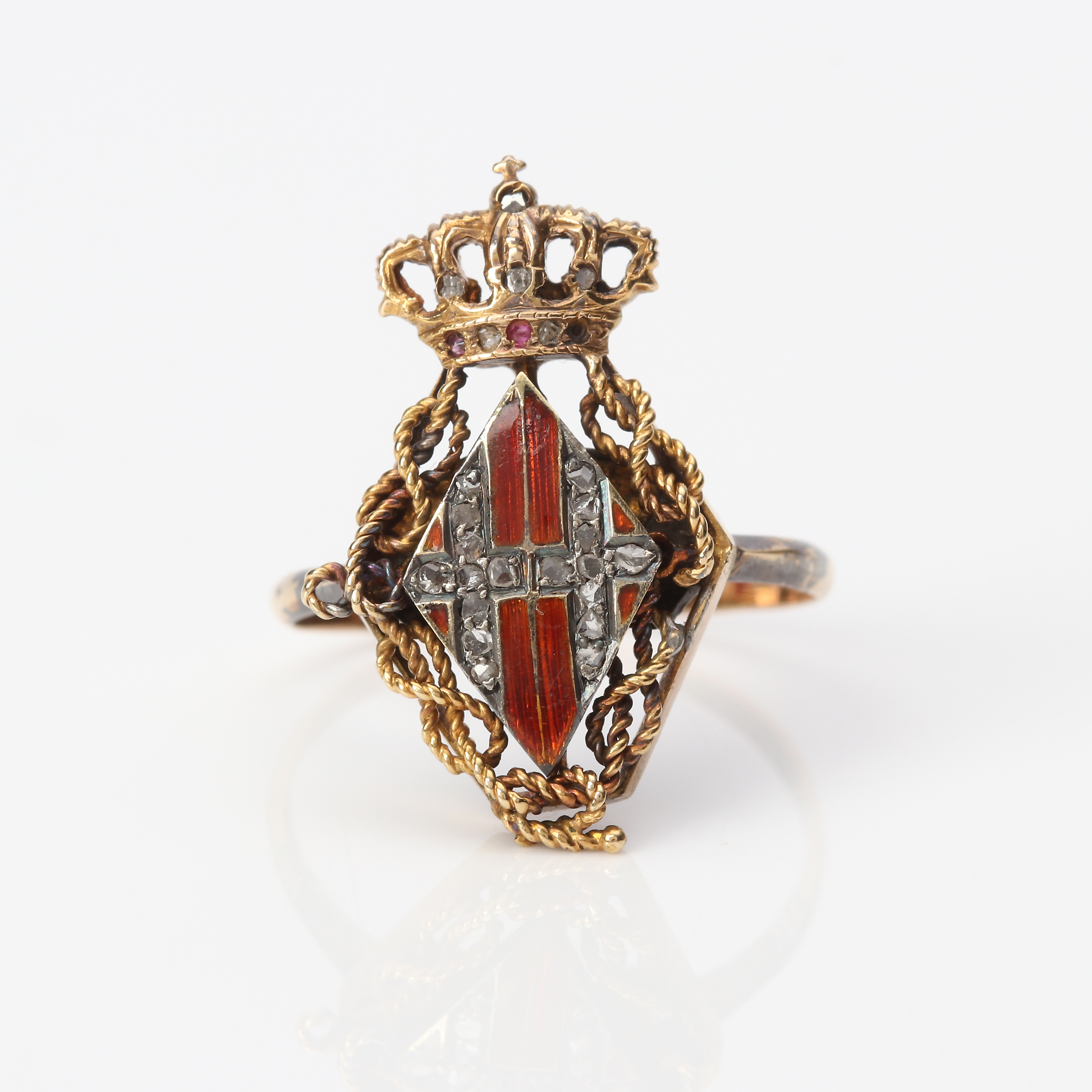 RING, FURSTEHUSET AV SAVOJENS VAPENSKÖLD. 18k guld med röd emalj, rosenslipade diamanter samt rubiner, totalvikt ca 4,2 gram.