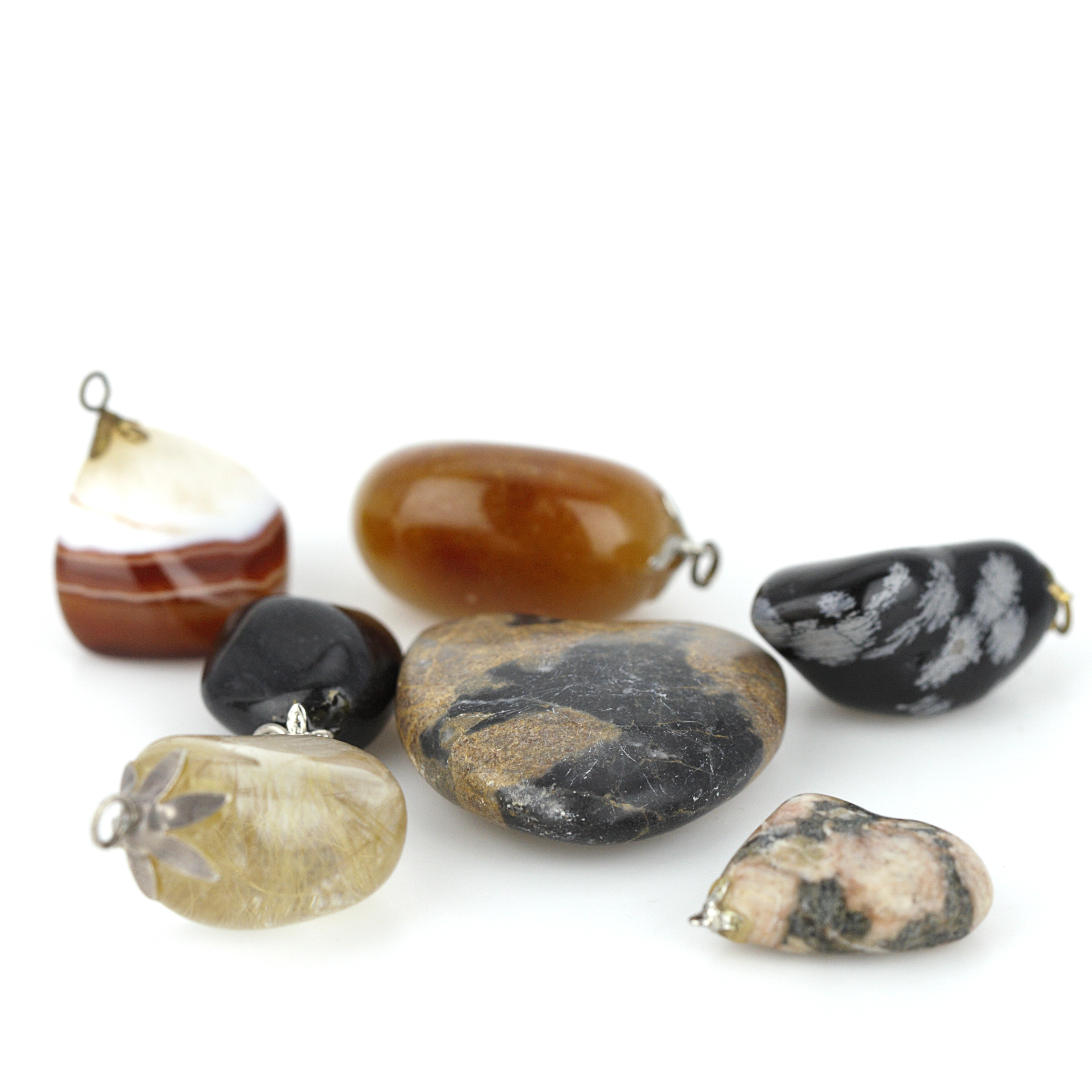 HÄNGEN, 7 st. trumlade ädelstenar med ögla, karneol agat, aventurin, jasper, unakit, obsidian, rutilkvarts, svart agat.