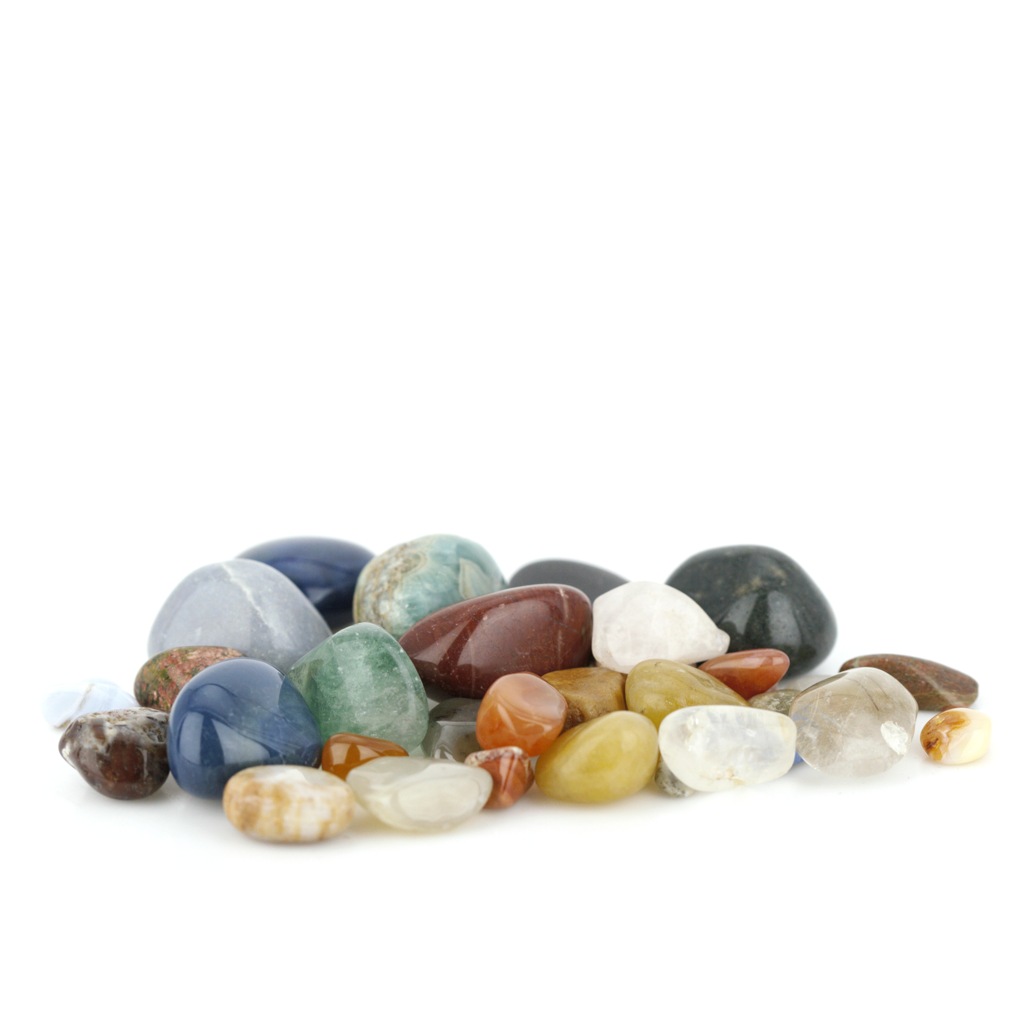 TRUMLADE ÄDELSTENAR, parti, bl.a. fluorite, karneol agat, kalcedon, röd jasper, unakit, basalt, rutilkvarts, svart agat mm.