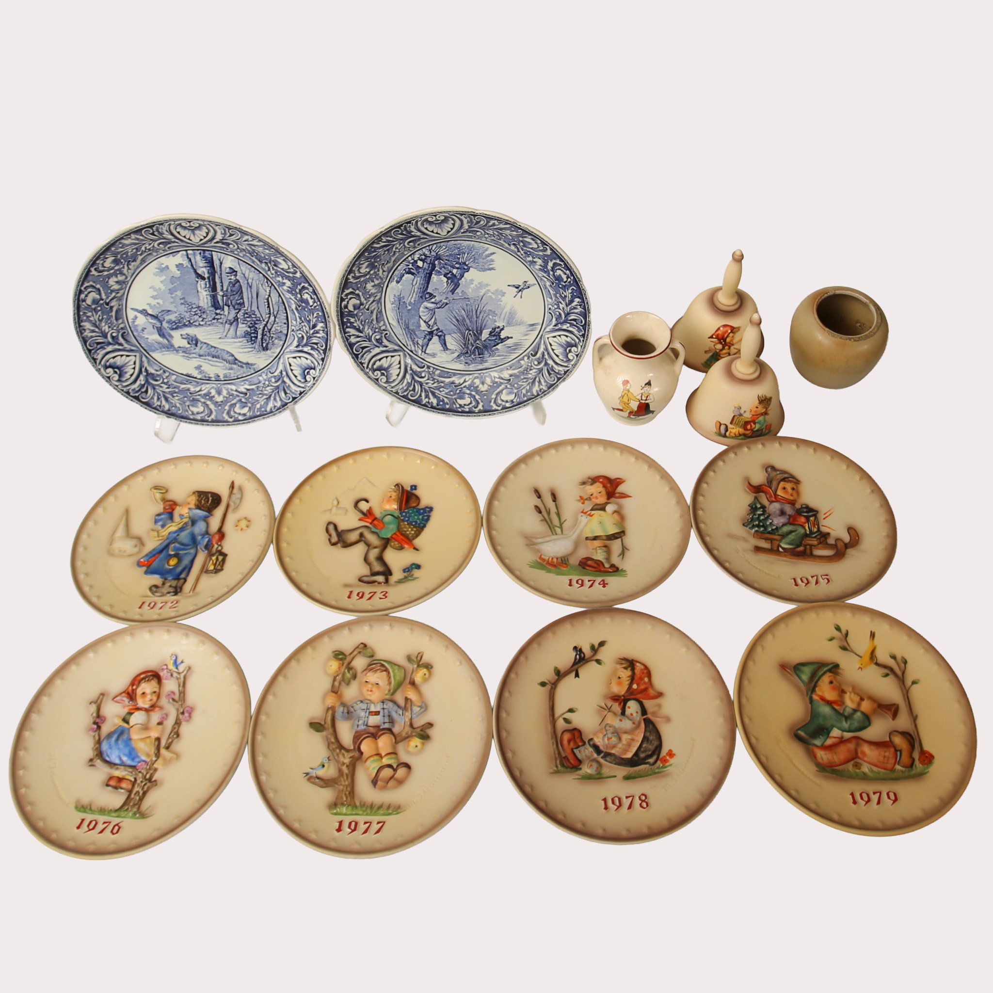 PARTI SAMLARTALLRIKAR OCH ÅRSKLOCKOR, Hummel Tyskland, 2 tallrikar med jaktmotiv Delft. Vas Gunnar Nylund samt hänkelkanna Daldansen Rörstrand, totalt 14 delar.