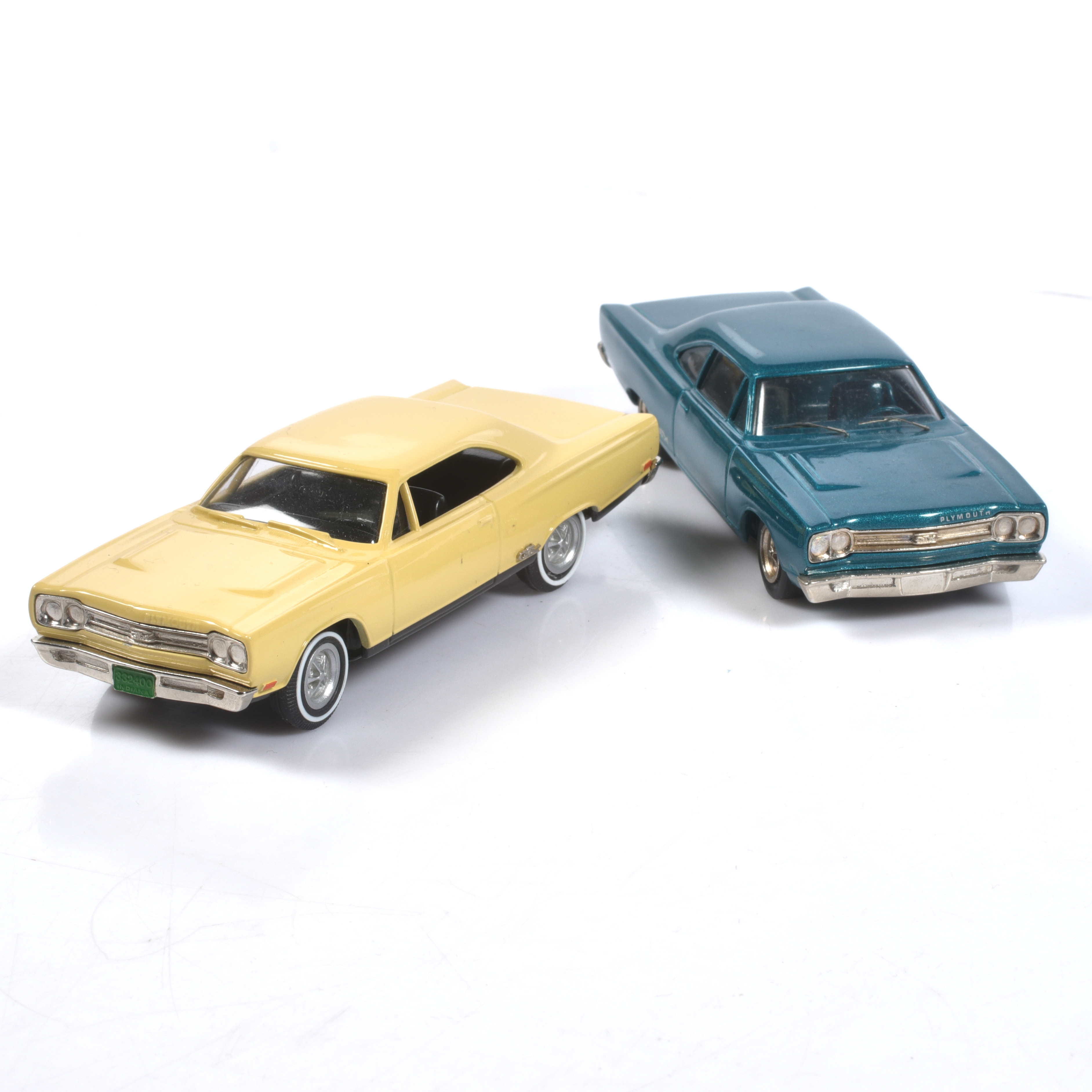 MODELLBILAR, 2 st, metall/resin, Plymouth GTX 1969, olika tillverkare, skala 1:43.